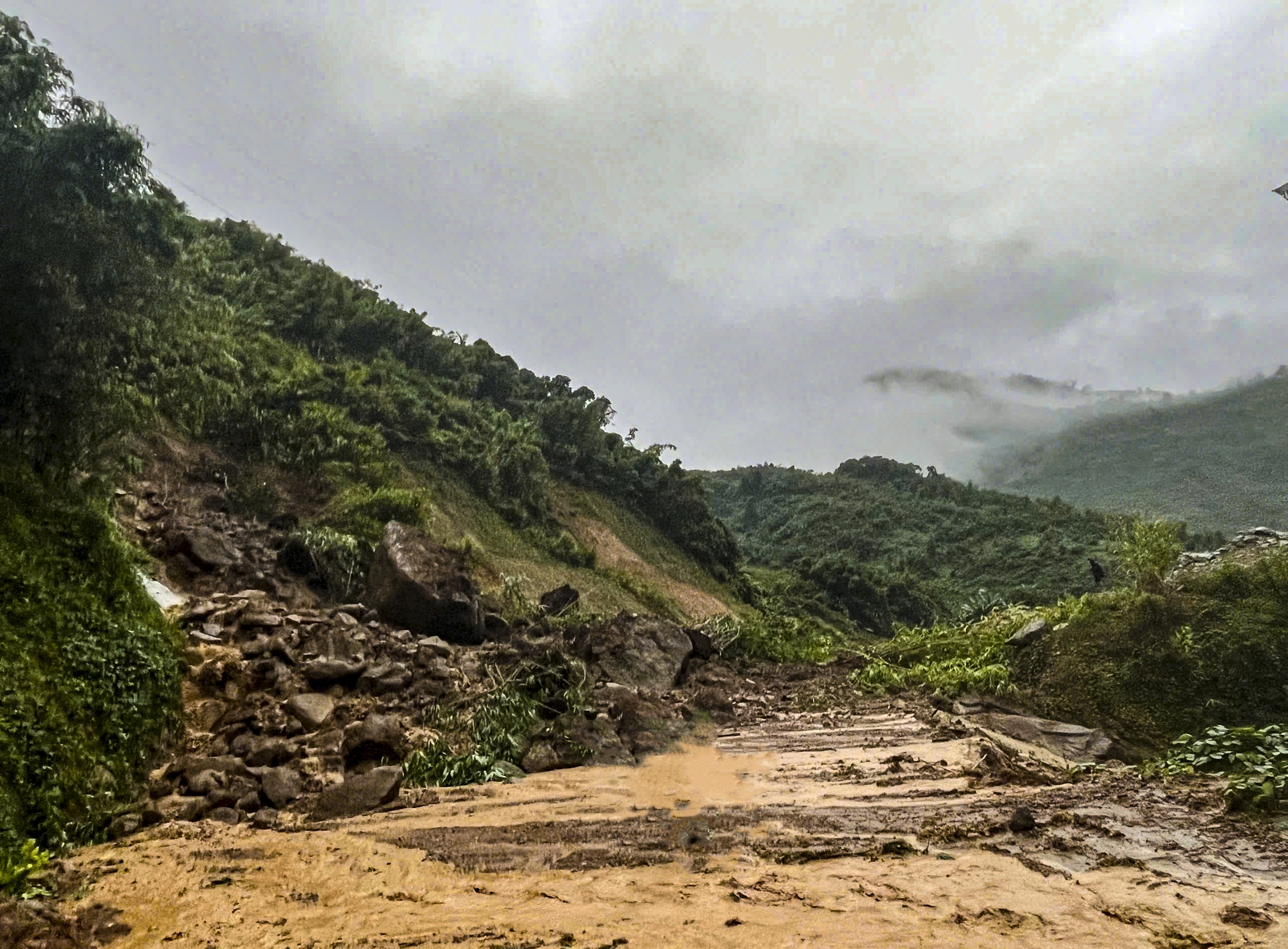 Quảng Ngãi: Hơn 120 tuyến đường bị sạt lở ở vị trí nào?- Ảnh 1. Quảng Ngãi: Hơn 120 tuyến đường bị sạt lở ở vị trí nào?- Ảnh 1.