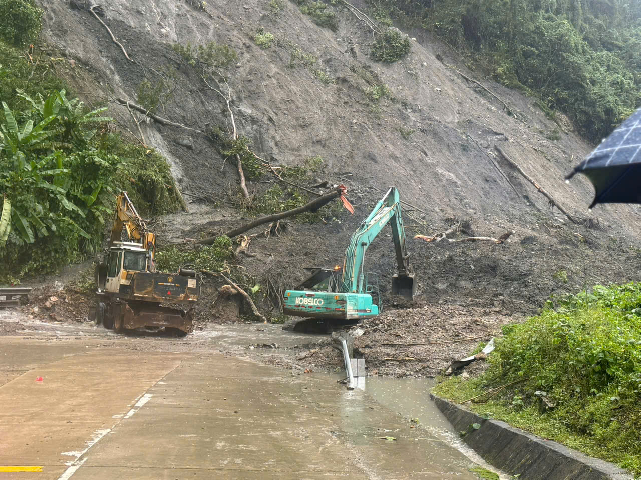 Quảng Ngãi: Hơn 120 tuyến đường bị sạt lở ở vị trí nào?- Ảnh 3. Quảng Ngãi: Hơn 120 tuyến đường bị sạt lở ở vị trí nào?- Ảnh 3.