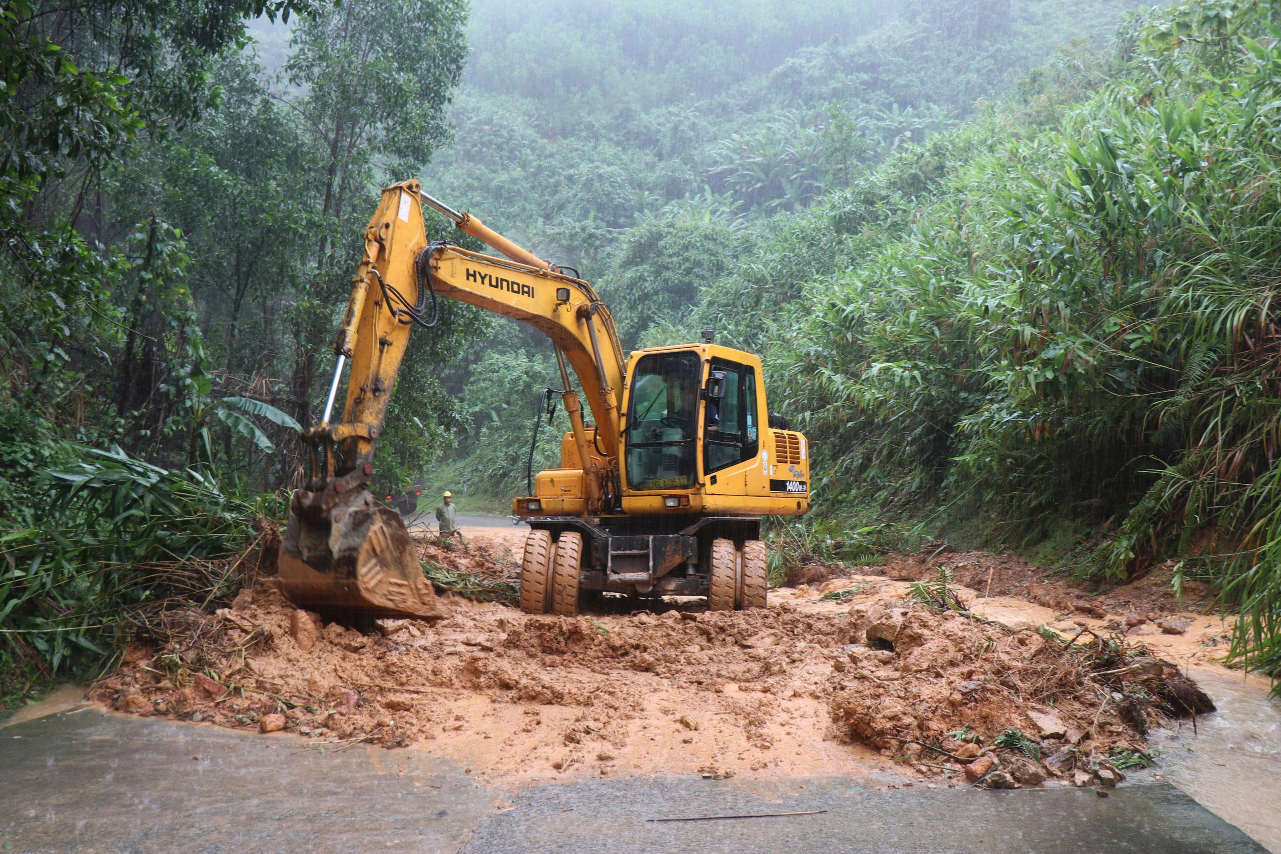 Quảng Ngãi: Hơn 120 tuyến đường bị sạt lở ở vị trí nào?- Ảnh 5. Quảng Ngãi: Hơn 120 tuyến đường bị sạt lở ở vị trí nào?- Ảnh 5.