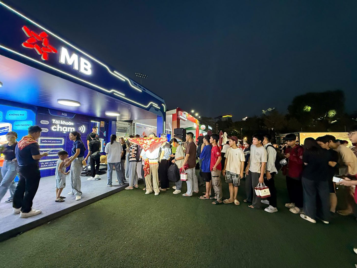 Hàng ngàn sinh viên xếp hàng để ‘chạm’ loạt công nghệ thanh toán của MB- Ảnh 1. Hàng ngàn sinh viên xếp hàng để ‘chạm’ loạt công nghệ thanh toán của MB- Ảnh 1.