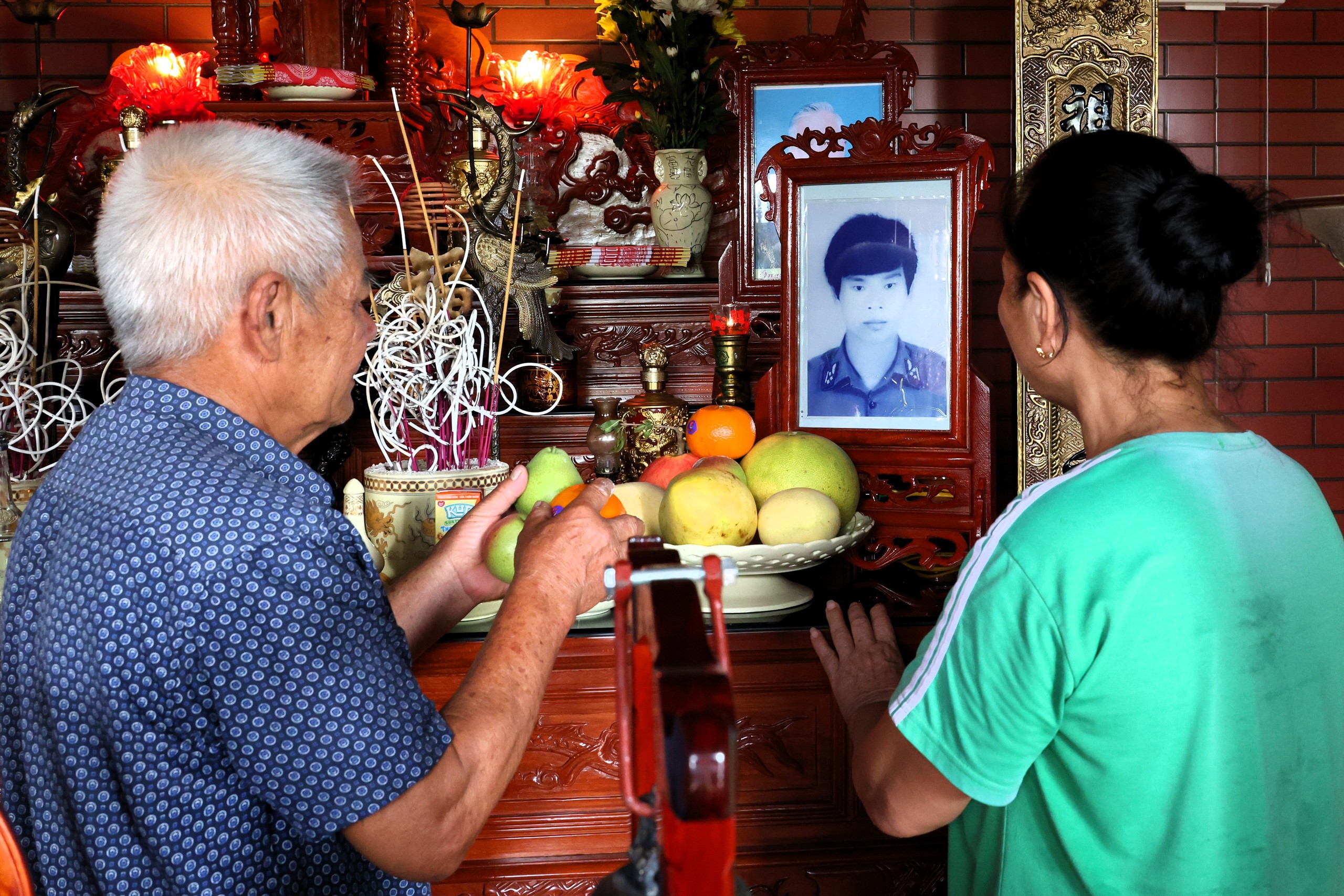 4 phi công trên trực thăng vũ trang Mi-24 - Ảnh 1.