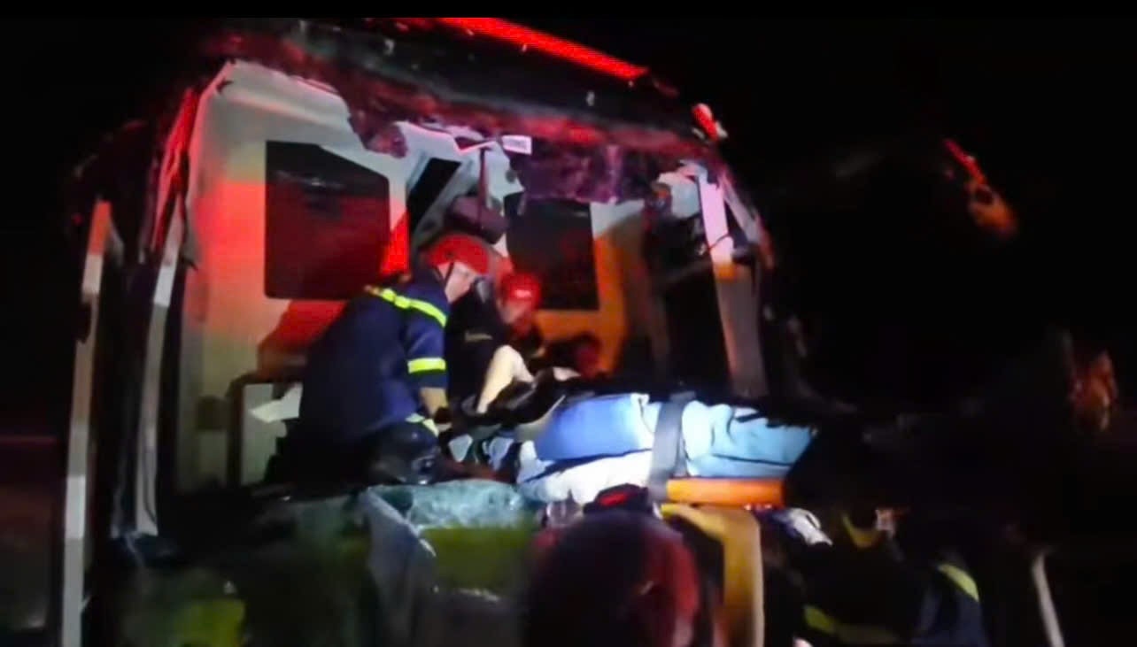 Xe khách tông đuôi xe tải trên cao tốc Đà Nẵng - Quảng Ngãi, 5 người bị thương - Ảnh 1. Xe khách tông đuôi xe tải trên cao tốc Đà Nẵng - Quảng Ngãi, 5 người bị thương - Ảnh 1.