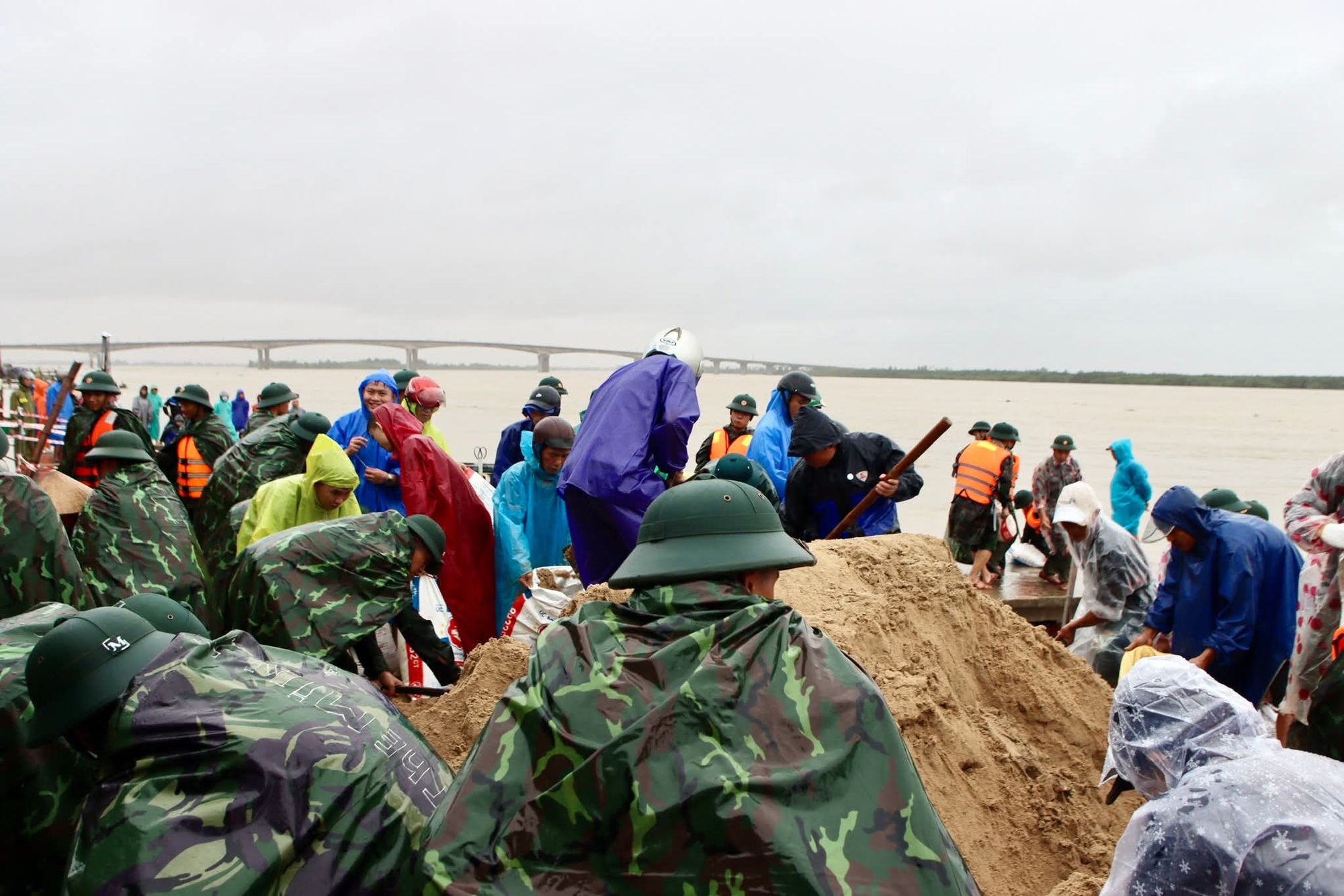 Đà Nẵng: Bộ đội căng mình 'vá' kè biển Duy Nghĩa- Ảnh 4. Đà Nẵng: Bộ đội căng mình 'vá' kè biển Duy Nghĩa- Ảnh 4.