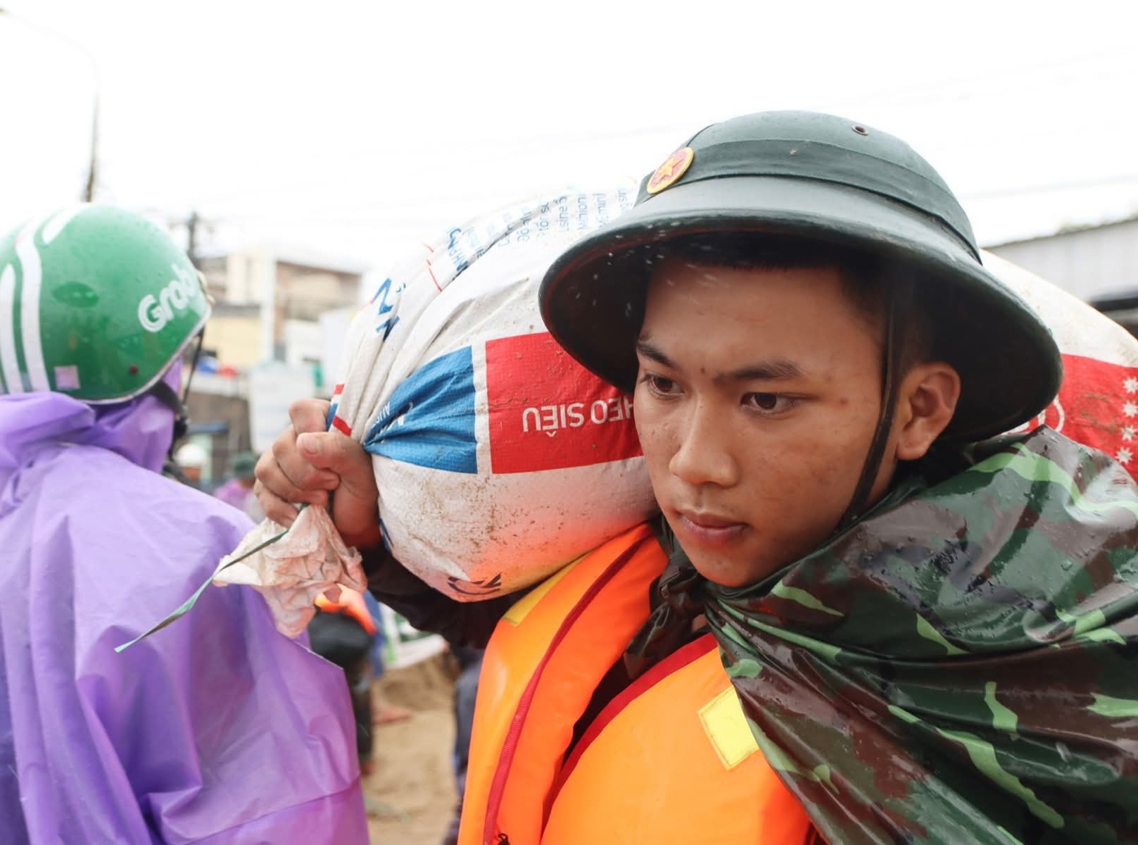 Đà Nẵng: Bộ đội căng mình 'vá' kè biển Duy Nghĩa- Ảnh 5. Đà Nẵng: Bộ đội căng mình 'vá' kè biển Duy Nghĩa- Ảnh 5.