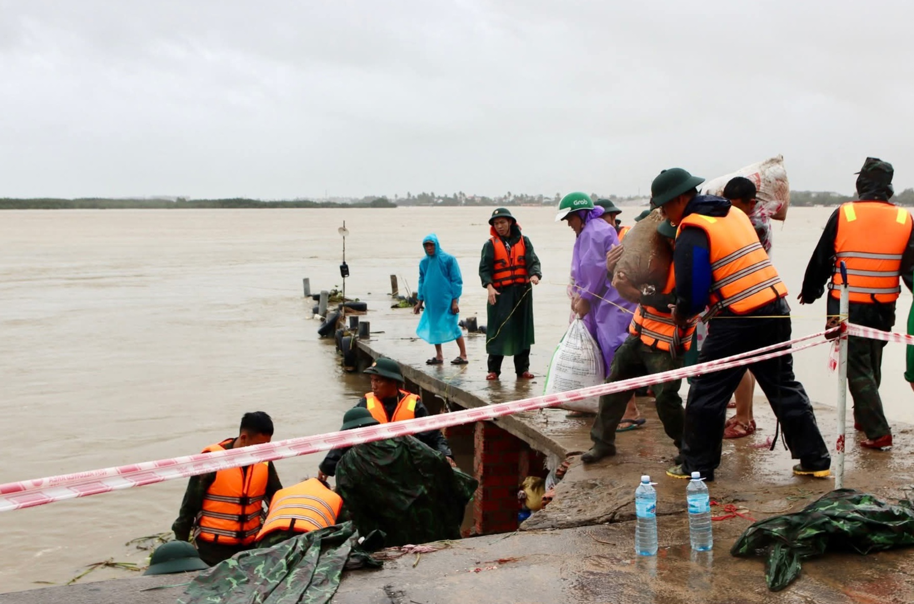 Đà Nẵng: Bộ đội căng mình 'vá' kè biển Duy Nghĩa- Ảnh 6. Đà Nẵng: Bộ đội căng mình 'vá' kè biển Duy Nghĩa- Ảnh 6.