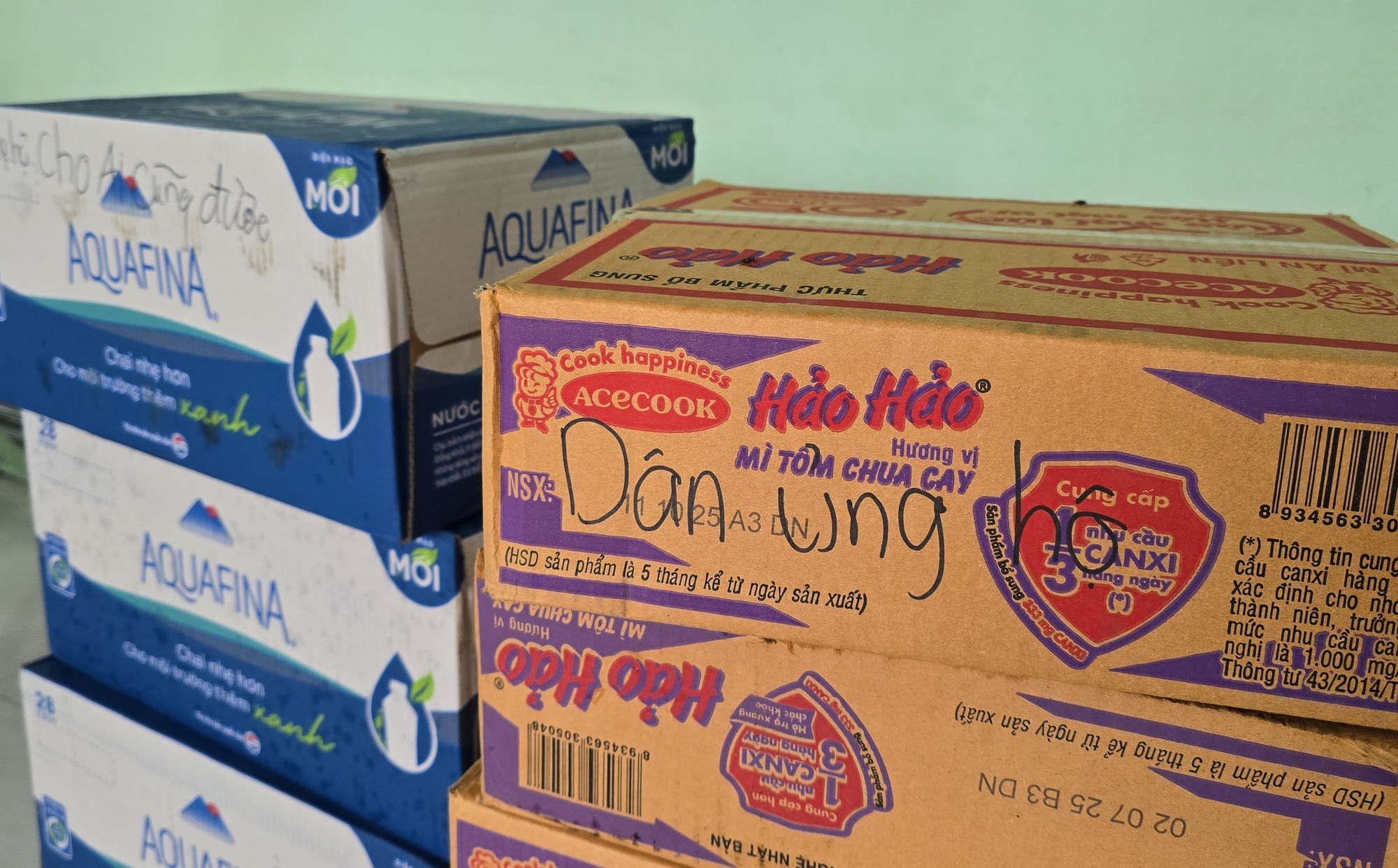 Người trẻ Đà Nẵng vượt lũ tiếp tế vùng lụt: 'Ủng hộ cho ai cũng được'- Ảnh 4. Người trẻ Đà Nẵng vượt lũ tiếp tế vùng lụt: 'Ủng hộ cho ai cũng được'- Ảnh 4.