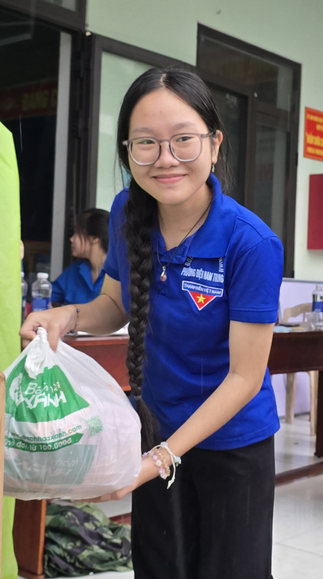 Người trẻ Đà Nẵng vượt lũ tiếp tế vùng lụt: 'Ủng hộ cho ai cũng được'- Ảnh 6. Người trẻ Đà Nẵng vượt lũ tiếp tế vùng lụt: 'Ủng hộ cho ai cũng được'- Ảnh 6.