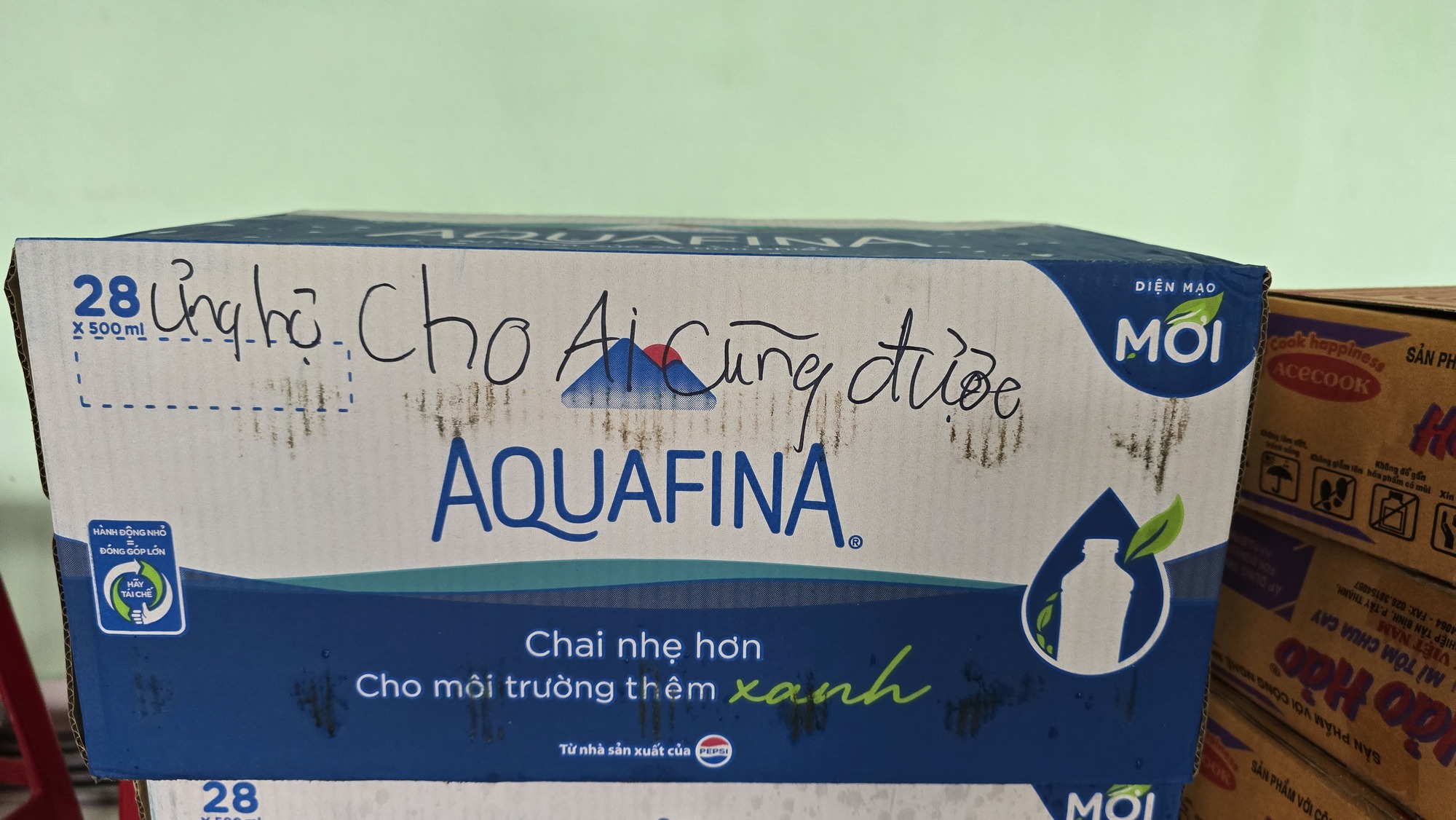 Người trẻ Đà Nẵng vượt lũ tiếp tế vùng lụt: 'Ủng hộ cho ai cũng được'- Ảnh 5. Người trẻ Đà Nẵng vượt lũ tiếp tế vùng lụt: 'Ủng hộ cho ai cũng được'- Ảnh 5.