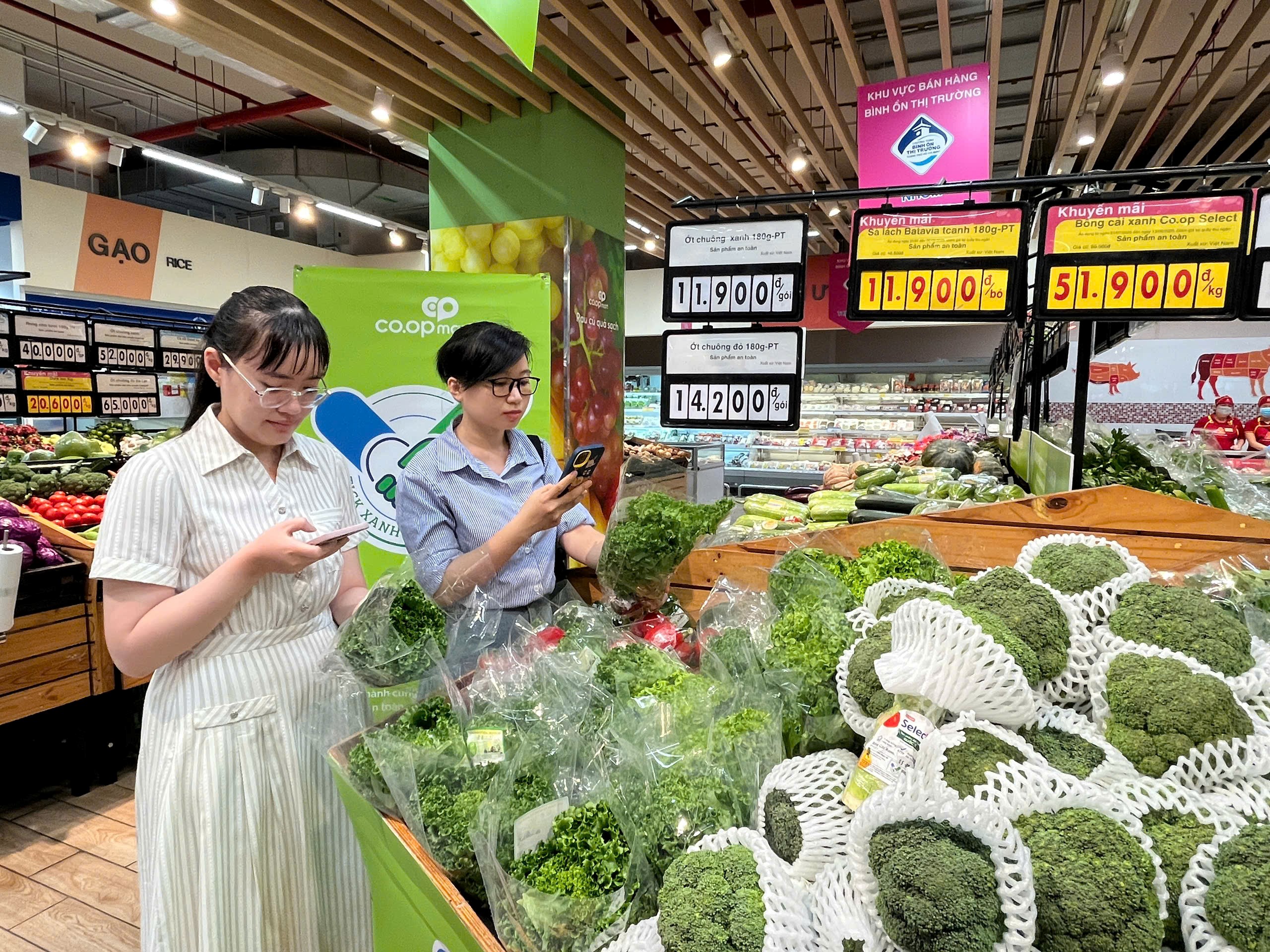 Saigon Co.op tung ‘Triệu deal tri ân’ mở màn tháng cao điểm mua sắm cuối năm- Ảnh 2. Saigon Co.op tung ‘Triệu deal tri ân’ mở màn tháng cao điểm mua sắm cuối năm- Ảnh 2.