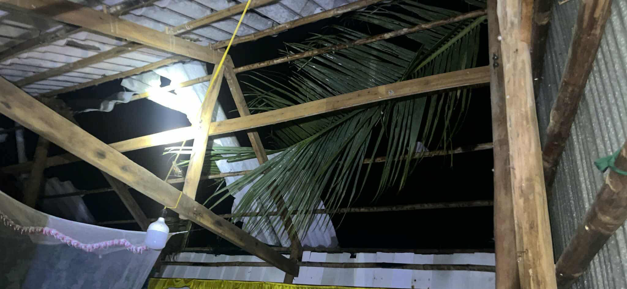 Lốc xoáy quét qua xã Thanh Tùng, cuốn bay nhà cửa - Ảnh 2.