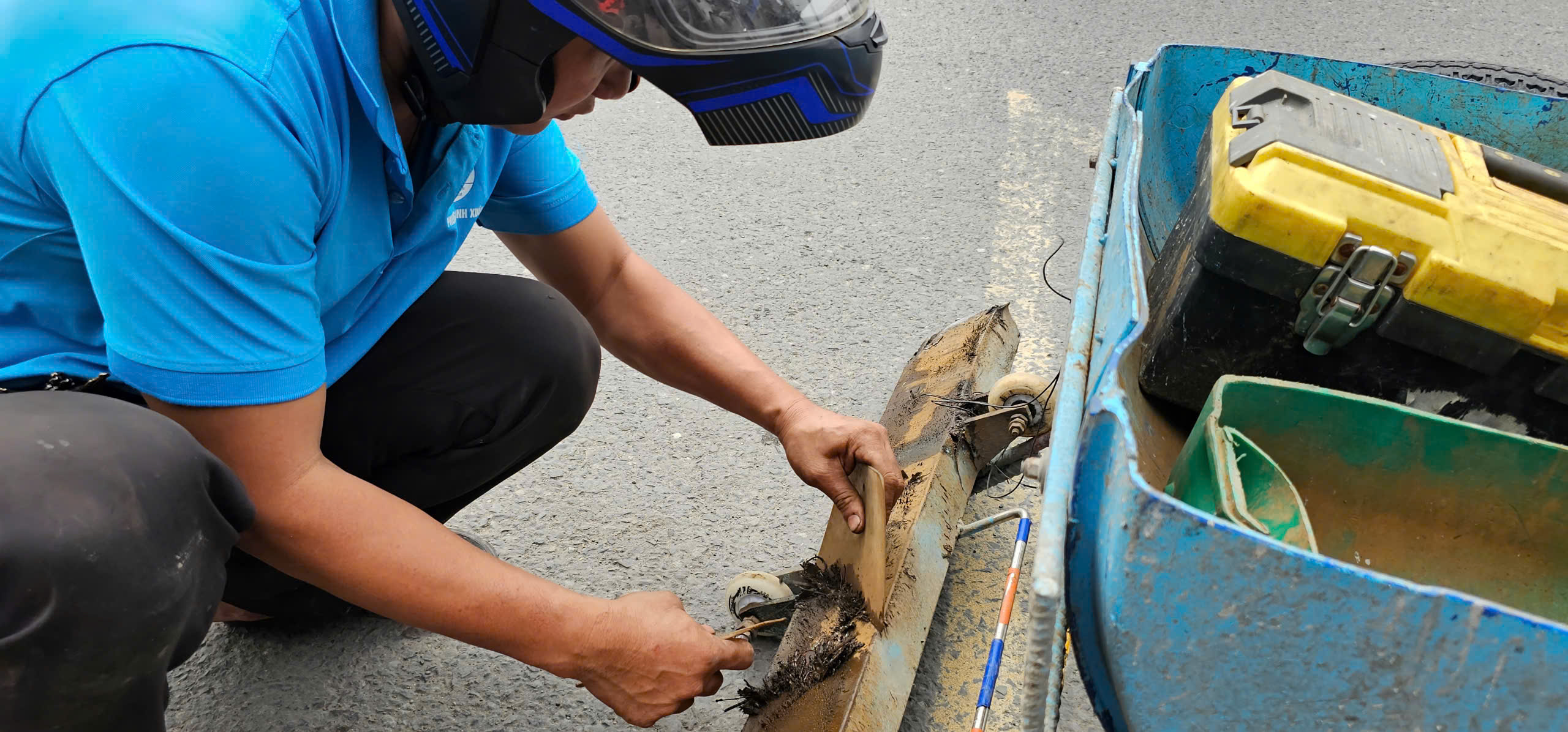 Choáng váng số lượng vật sắc nhọn, đinh hình thoi thu gom trên đường Đỗ Mười - Ảnh 2.