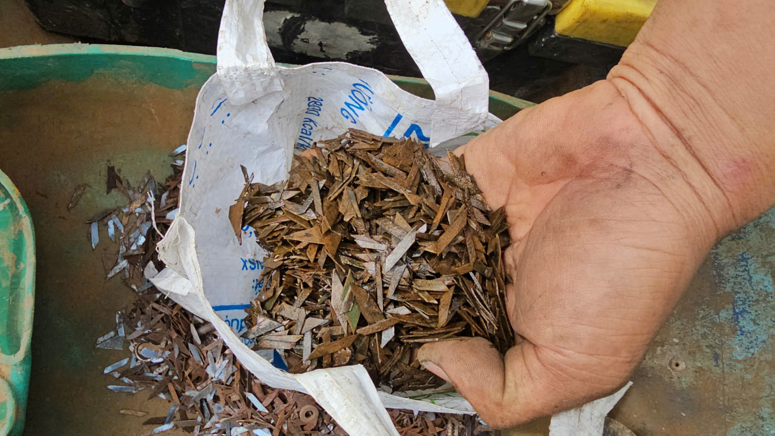 Choáng váng số lượng vật sắc nhọn, đinh hình thoi thu gom trên đường Đỗ Mười - Ảnh 3.