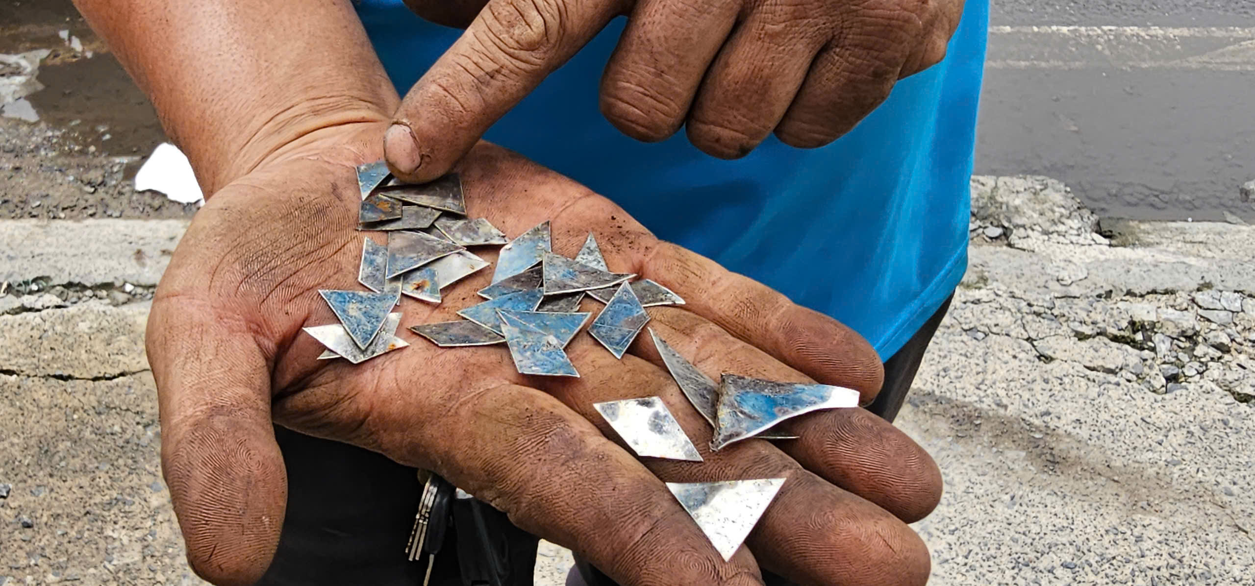 Choáng váng số lượng vật sắc nhọn, đinh hình thoi thu gom trên đường Đỗ Mười - Ảnh 5.