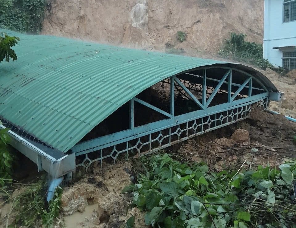 Quảng Ngãi: Núi sạt lở ập vào trạm y tế, mưa lũ gây chia cắt nhiều nơi - Ảnh 2.