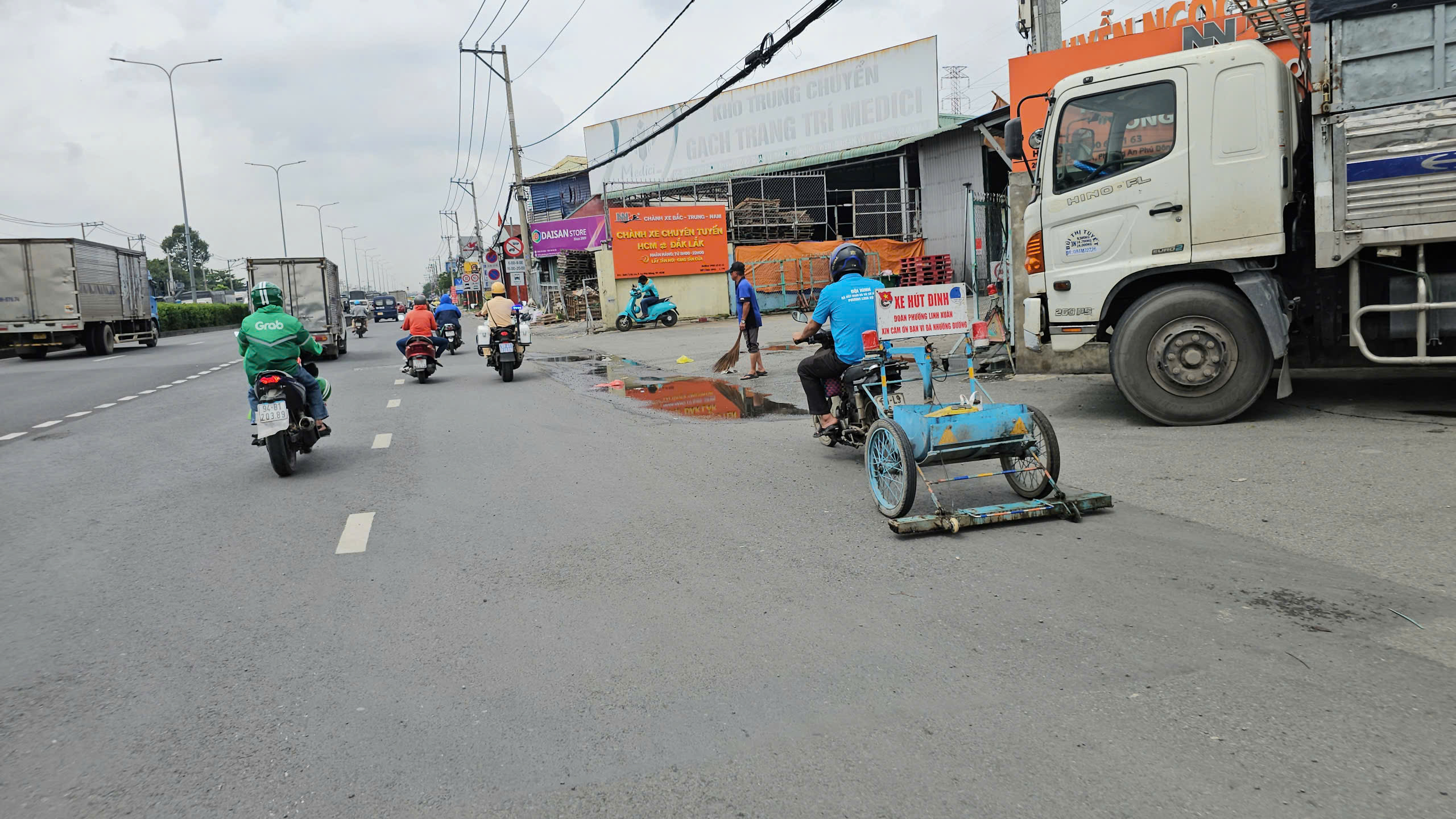 Choáng váng số lượng vật sắc nhọn, đinh hình thoi thu gom trên đường Đỗ Mười - Ảnh 1.