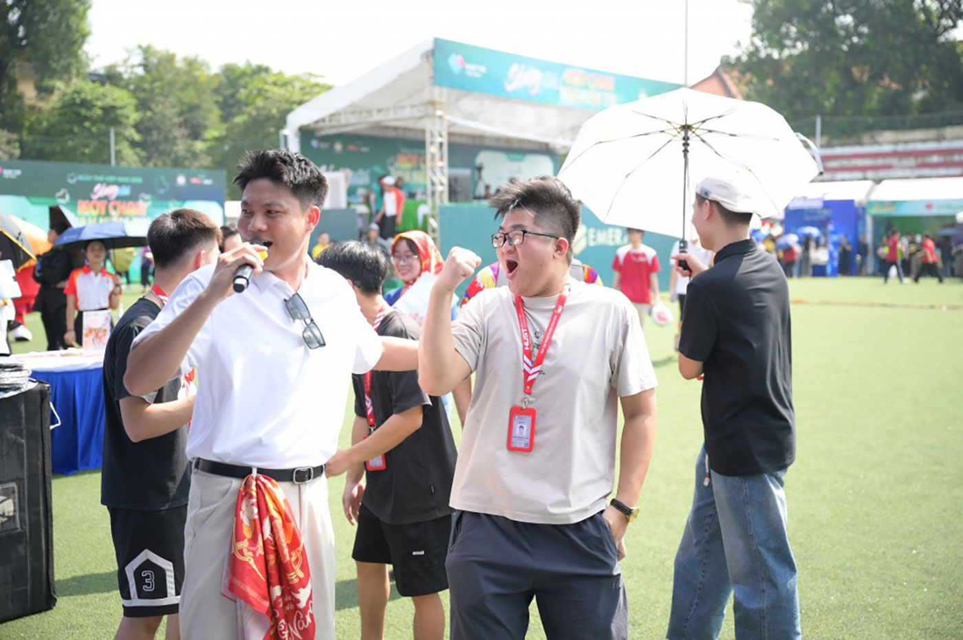 Hàng ngàn sinh viên xếp hàng để ‘chạm’ loạt công nghệ thanh toán của MB- Ảnh 3. Hàng ngàn sinh viên xếp hàng để ‘chạm’ loạt công nghệ thanh toán của MB- Ảnh 3.