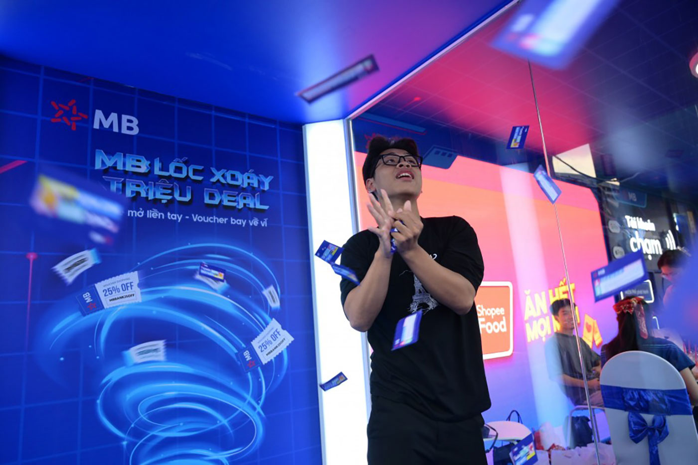 Hàng ngàn sinh viên xếp hàng để ‘chạm’ loạt công nghệ thanh toán của MB- Ảnh 4. Hàng ngàn sinh viên xếp hàng để ‘chạm’ loạt công nghệ thanh toán của MB- Ảnh 4.