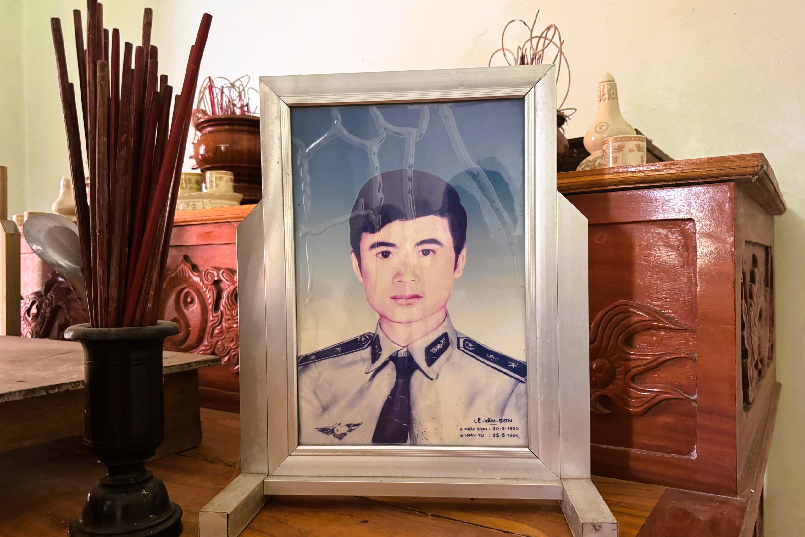 4 phi công trên trực thăng vũ trang Mi-24 - Ảnh 1.