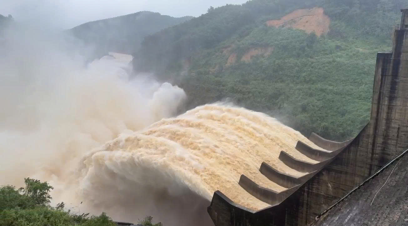 Thượng nguồn Huế mưa lớn, lũ sông Hương đang lên trở lại- Ảnh 1. Thượng nguồn Huế mưa lớn, lũ sông Hương đang lên trở lại- Ảnh 1.