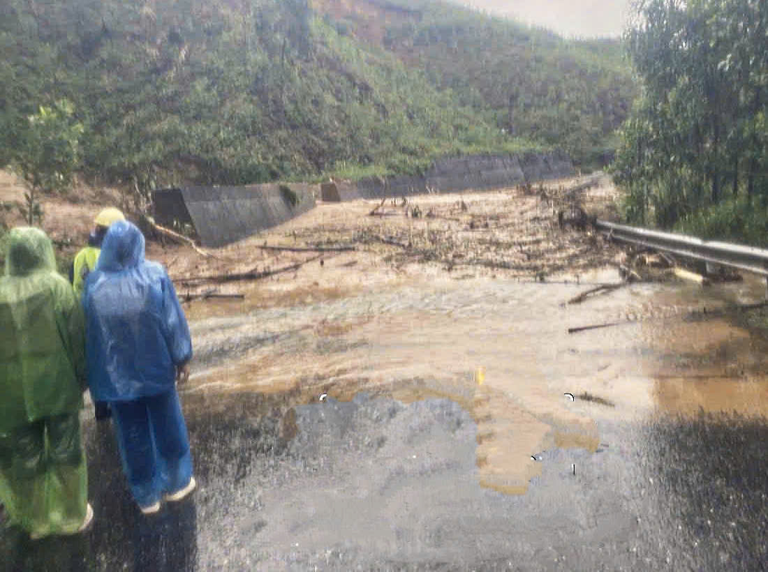 Mưa lớn gây sạt lở, cấm đường tuyến huyết mạch nối trung tâm TP.Huế - A Lưới - Ảnh 2.