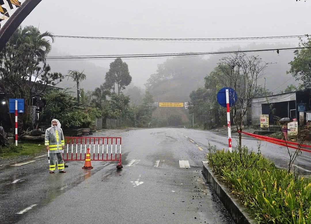Mưa lớn gây sạt lở, cấm đường tuyến huyết mạch nối trung tâm TP.Huế - A Lưới - Ảnh 1.