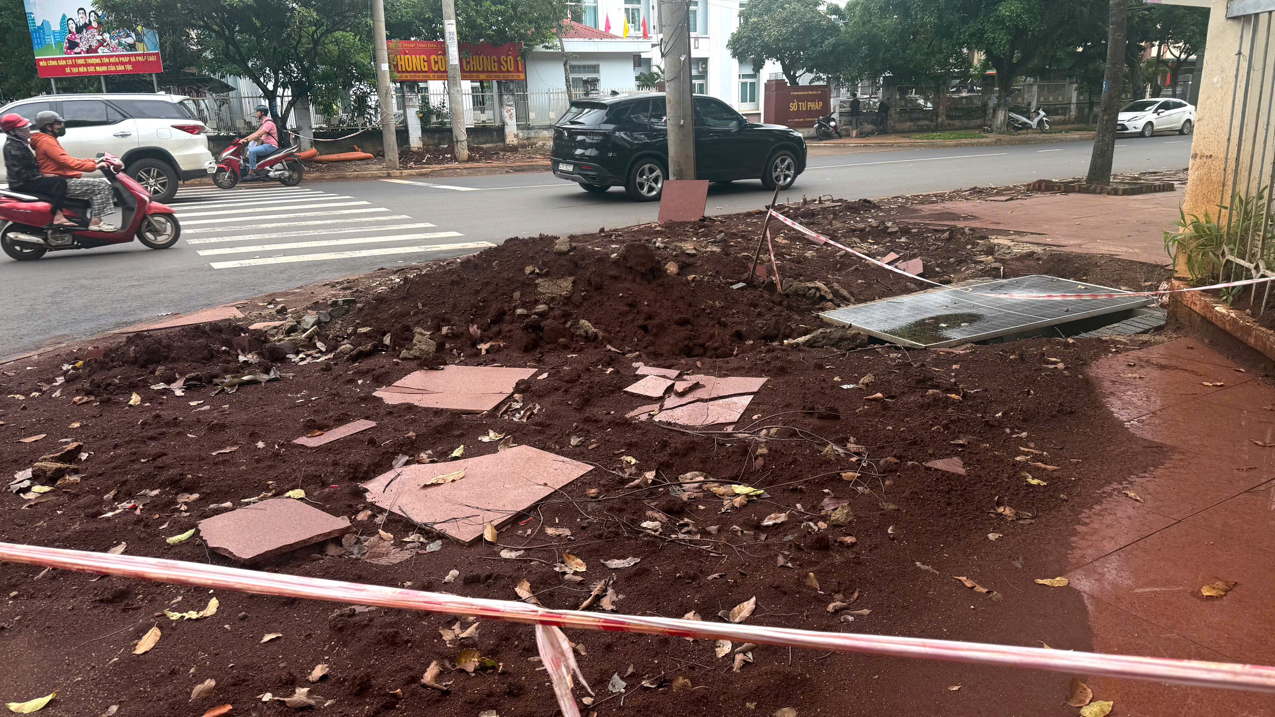 Tạm dừng thi công, đào xới vỉa hè khiến người dân bức xúc - Ảnh 1.