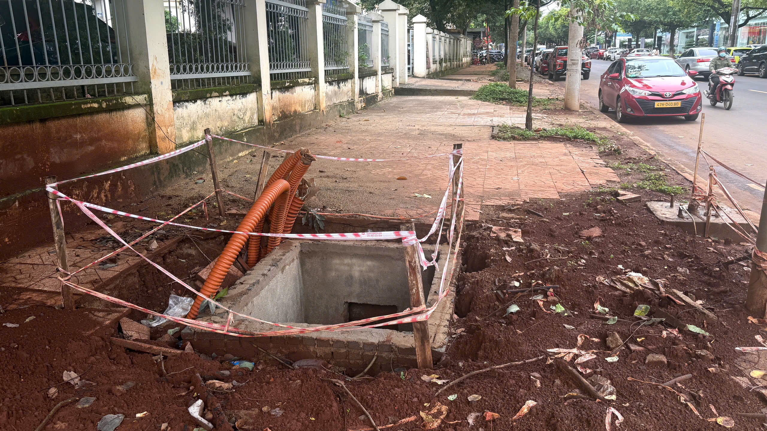 Tạm dừng thi công, đào xới vỉa hè khiến người dân bức xúc - Ảnh 2.