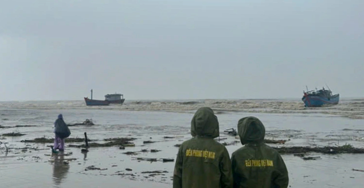 Quảng Ngãi: 4 tàu cá đứt neo trôi dạt ra biển- Ảnh 1. Quảng Ngãi: 4 tàu cá đứt neo trôi dạt ra biển- Ảnh 1.