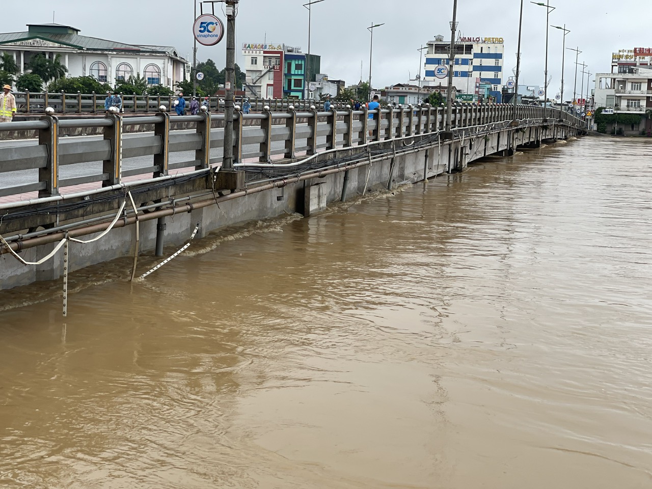 Quảng Ngãi: Lũ tràn bờ kè, tạm dừng lưu thông qua cầu Châu Ổ- Ảnh 2. Quảng Ngãi: Lũ tràn bờ kè, tạm dừng lưu thông qua cầu Châu Ổ- Ảnh 2.