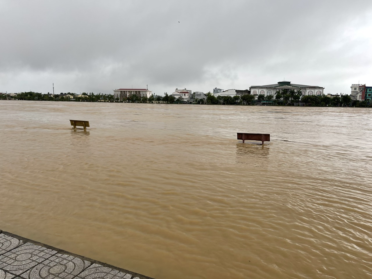 Quảng Ngãi: Lũ tràn bờ kè, tạm dừng lưu thông qua cầu Châu Ổ- Ảnh 3. Quảng Ngãi: Lũ tràn bờ kè, tạm dừng lưu thông qua cầu Châu Ổ- Ảnh 3.