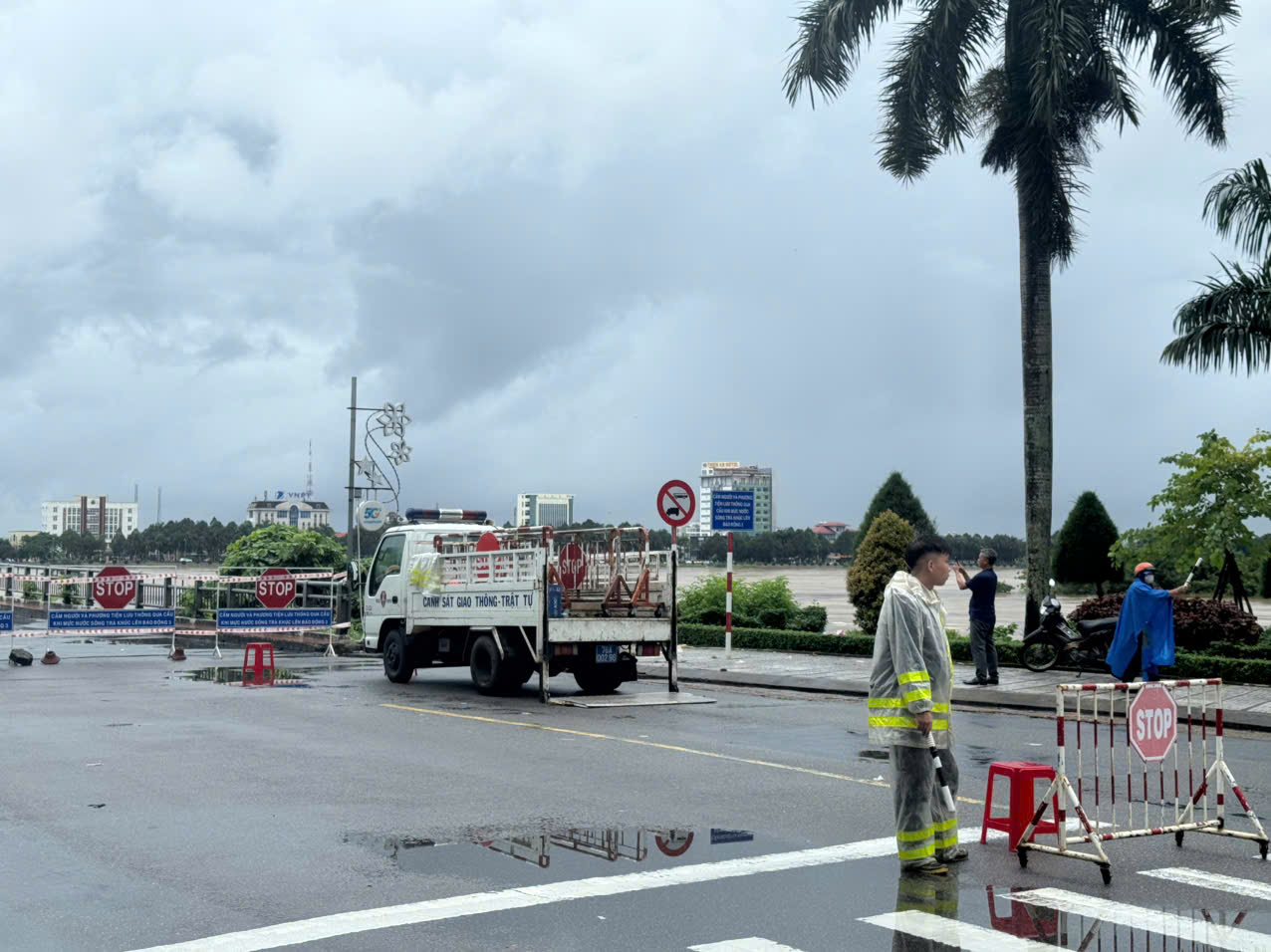 Quảng Ngãi: Tạm dừng lưu thông qua cầu Trà Khúc 1 do nước lũ dâng cao- Ảnh 1.
