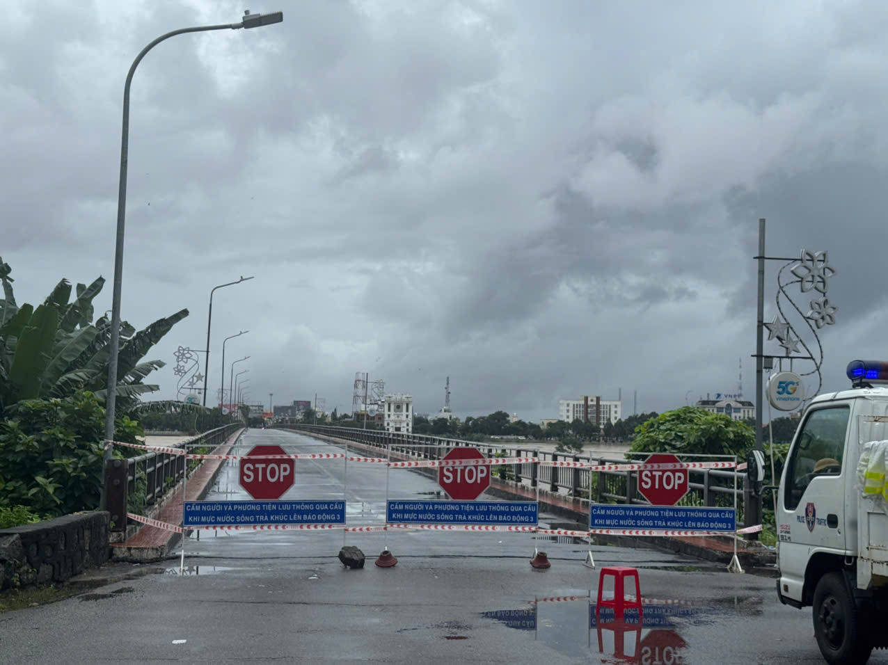 Quảng Ngãi: Tạm dừng lưu thông qua cầu Trà Khúc 1 do nước lũ dâng cao- Ảnh 2.