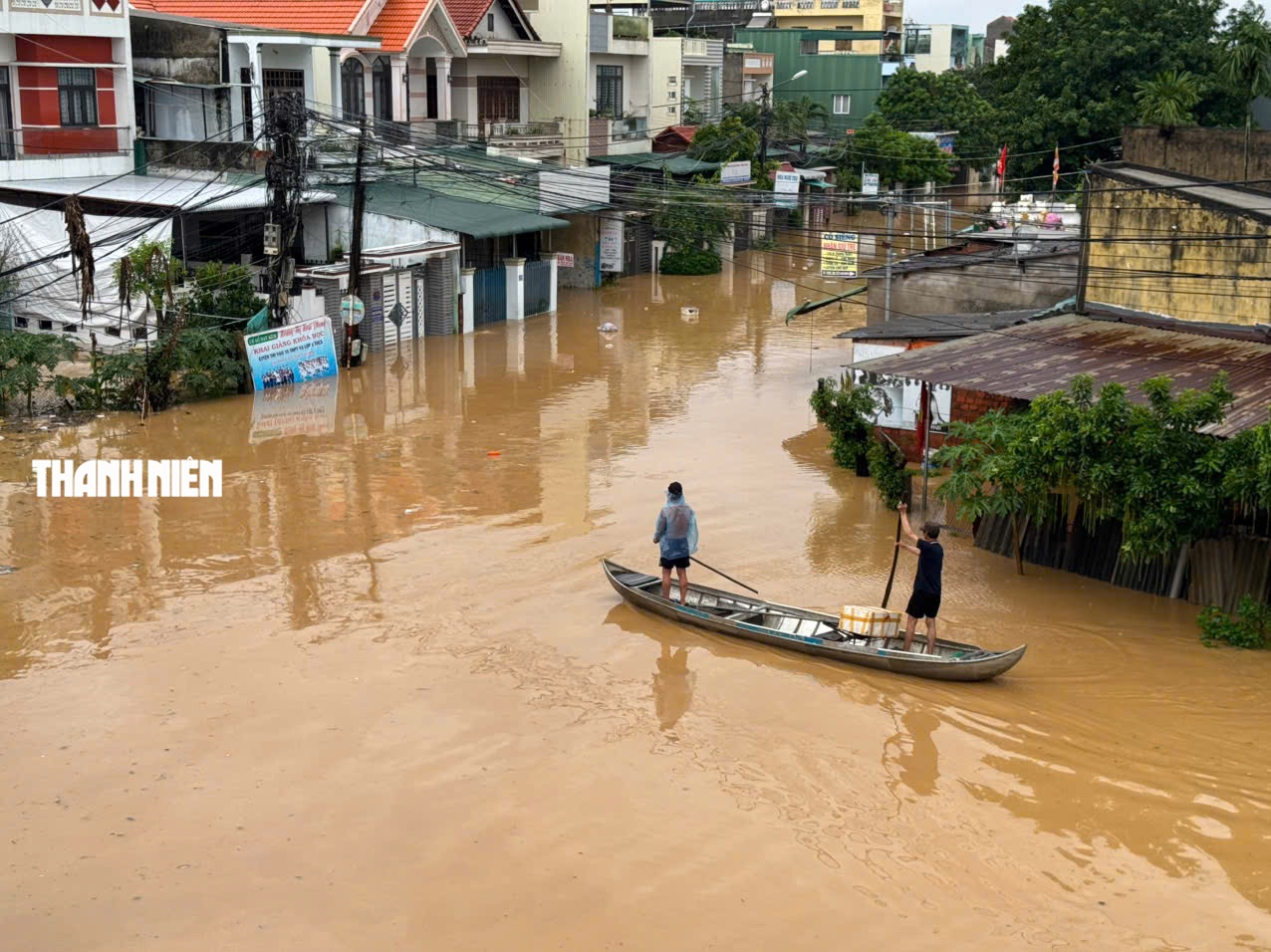 Nước lũ bao vây nhiều khu dân cư ở Quảng Ngãi- Ảnh 5. Nước lũ bao vây nhiều khu dân cư ở Quảng Ngãi- Ảnh 5.