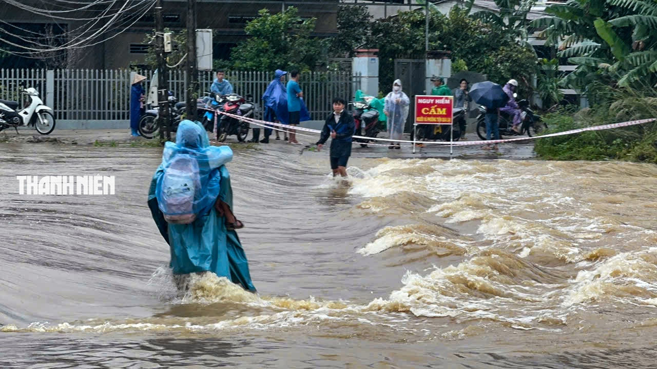 Nước lũ bao vây nhiều khu dân cư ở Quảng Ngãi- Ảnh 12. Nước lũ bao vây nhiều khu dân cư ở Quảng Ngãi- Ảnh 12.