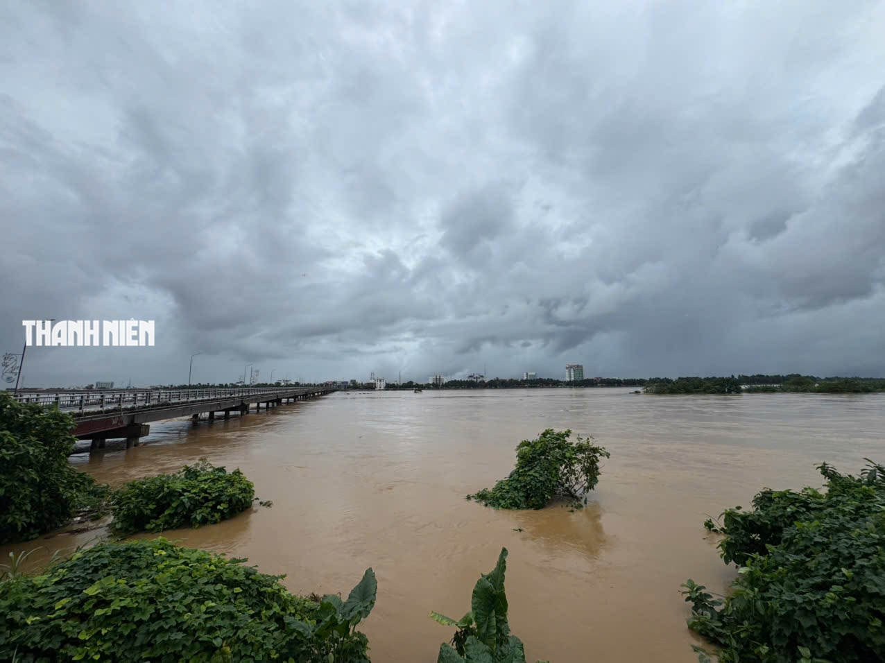 Nước lũ bao vây nhiều khu dân cư ở Quảng Ngãi- Ảnh 14. Nước lũ bao vây nhiều khu dân cư ở Quảng Ngãi- Ảnh 14.