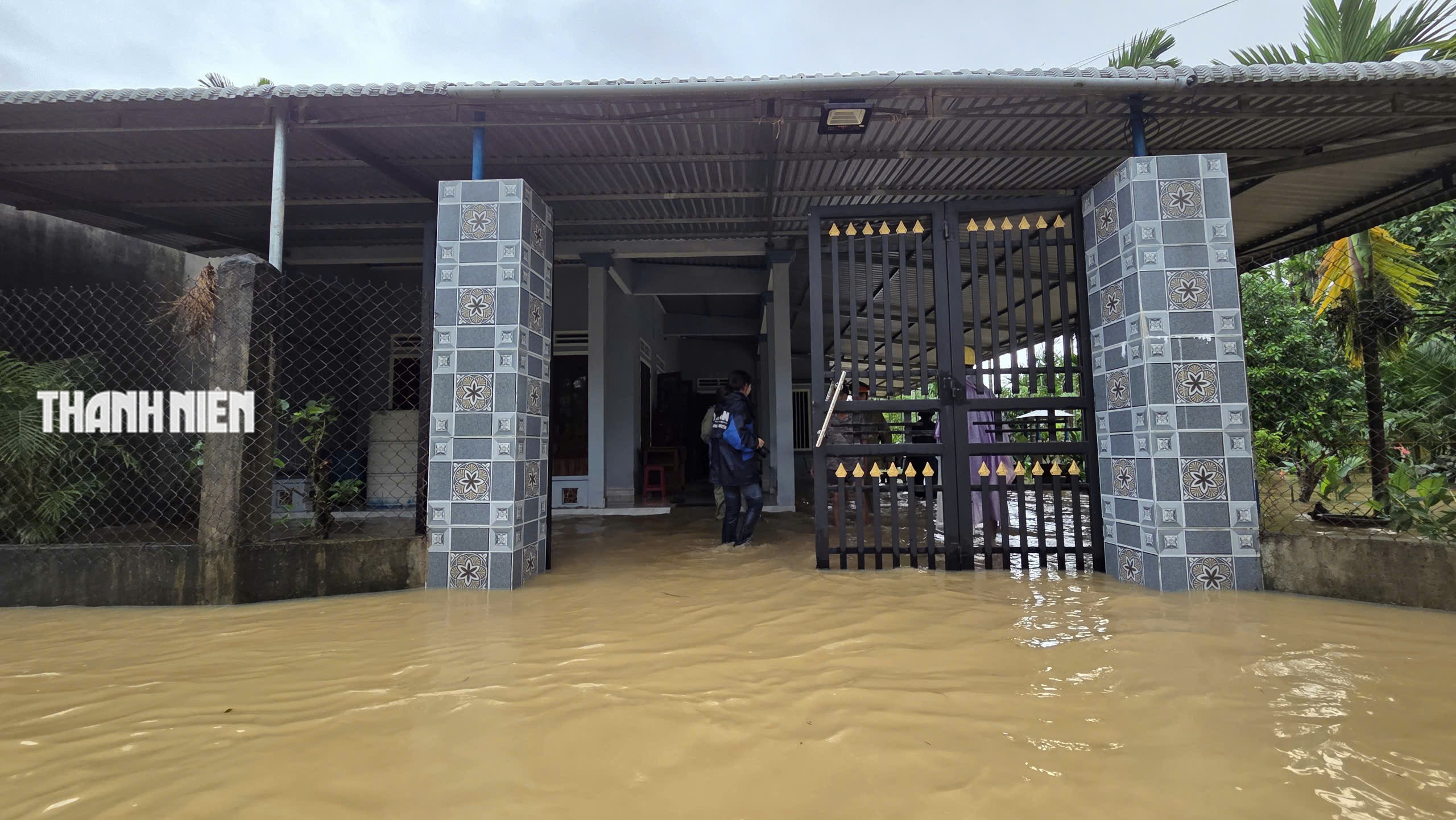 Nước lũ bao vây nhiều khu dân cư ở Quảng Ngãi- Ảnh 7. Nước lũ bao vây nhiều khu dân cư ở Quảng Ngãi- Ảnh 7.