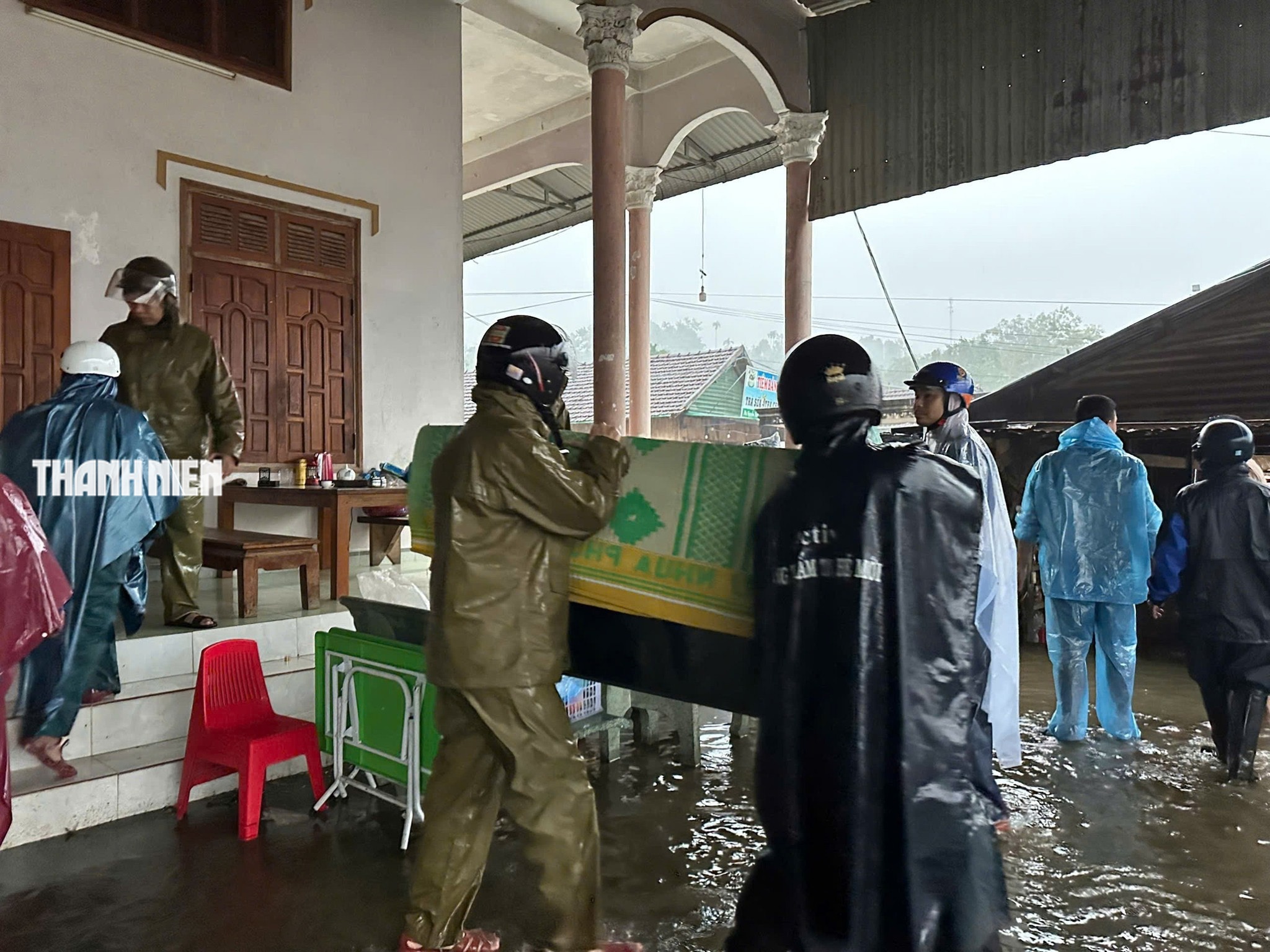 Nước lũ bao vây nhiều khu dân cư ở Quảng Ngãi- Ảnh 8. Nước lũ bao vây nhiều khu dân cư ở Quảng Ngãi- Ảnh 8.