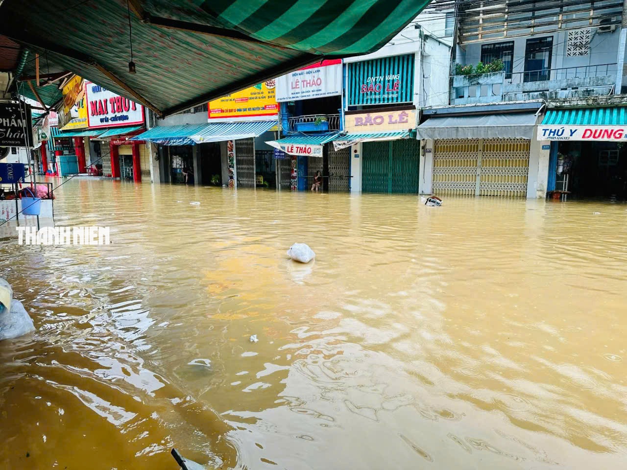 Nước lũ bao vây nhiều khu dân cư ở Quảng Ngãi- Ảnh 11. Nước lũ bao vây nhiều khu dân cư ở Quảng Ngãi- Ảnh 11.