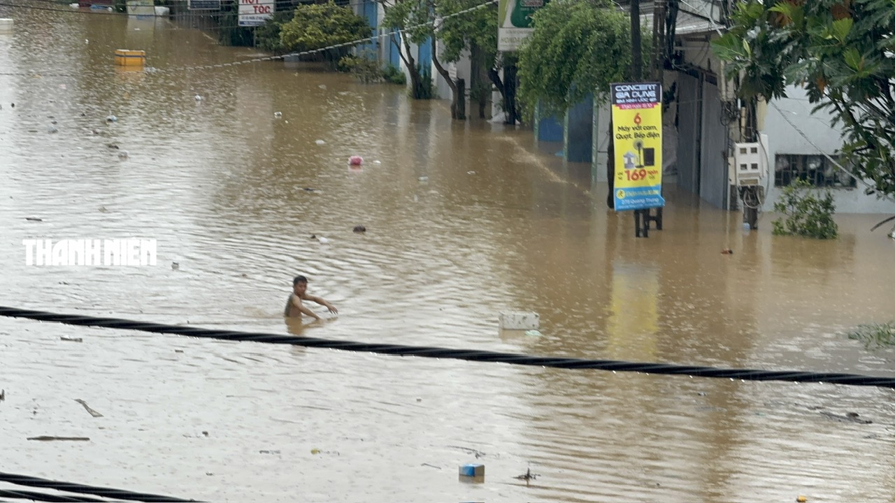 Nước lũ bao vây nhiều khu dân cư ở Quảng Ngãi- Ảnh 6. Nước lũ bao vây nhiều khu dân cư ở Quảng Ngãi- Ảnh 6.