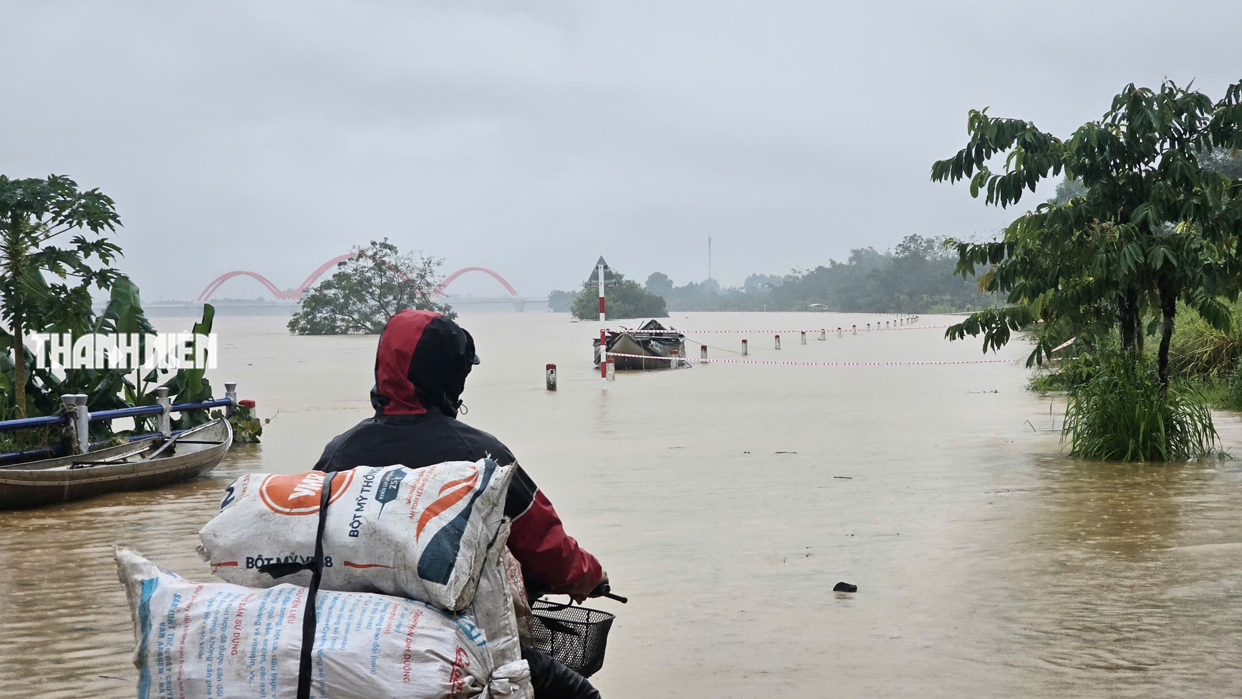 Nước lũ bao vây nhiều khu dân cư ở Quảng Ngãi- Ảnh 16. Nước lũ bao vây nhiều khu dân cư ở Quảng Ngãi- Ảnh 16.