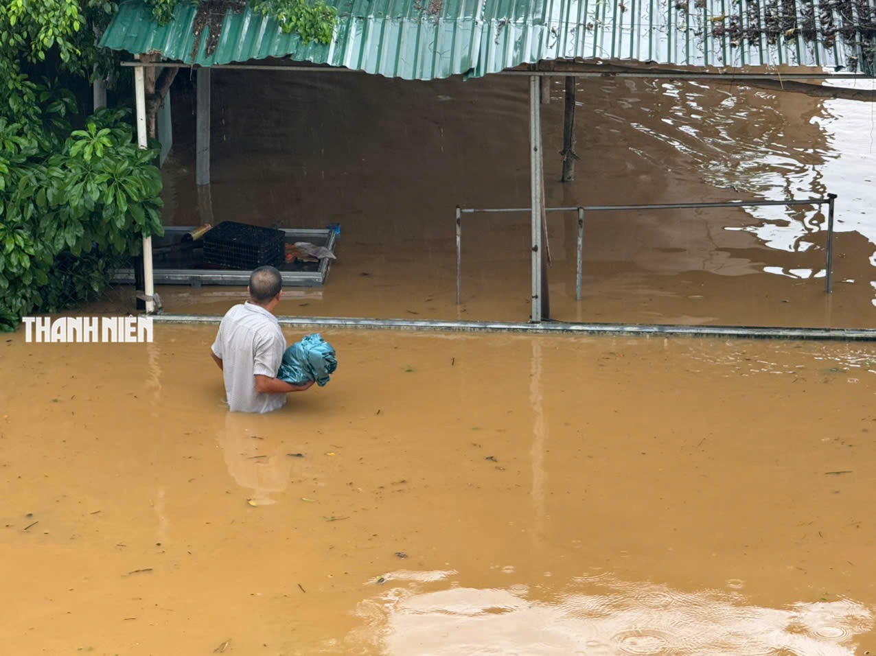 Nước lũ bao vây nhiều khu dân cư ở Quảng Ngãi- Ảnh 2. Nước lũ bao vây nhiều khu dân cư ở Quảng Ngãi- Ảnh 2.