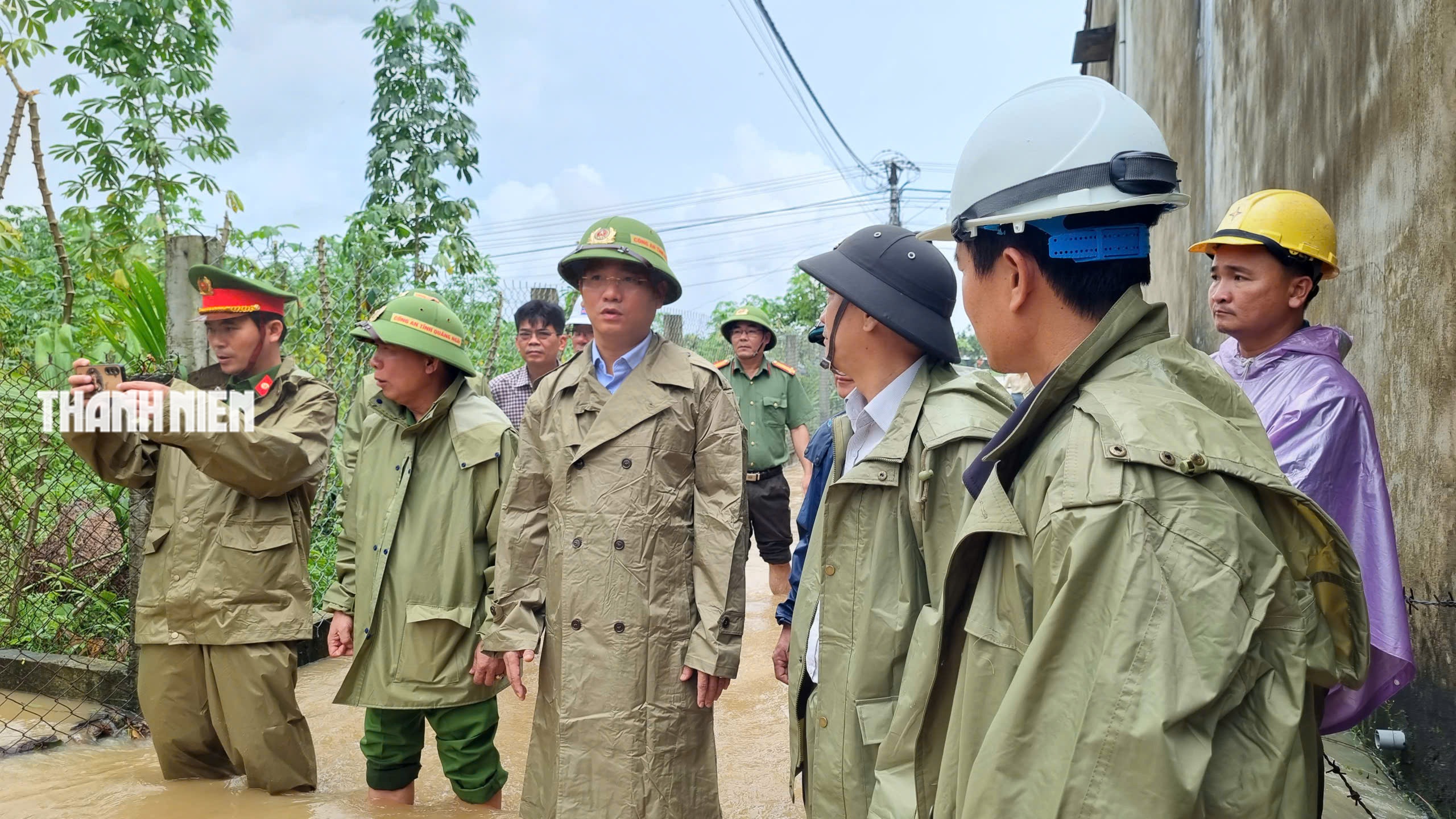 Nước lũ bao vây nhiều khu dân cư ở Quảng Ngãi- Ảnh 13. Nước lũ bao vây nhiều khu dân cư ở Quảng Ngãi- Ảnh 13.