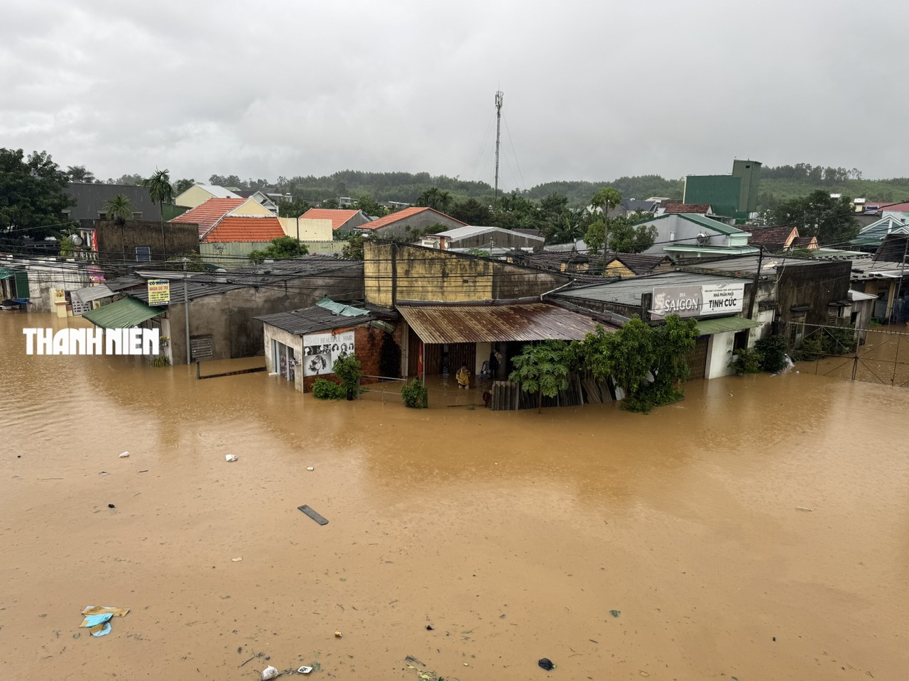 Nước lũ bao vây nhiều khu dân cư ở Quảng Ngãi- Ảnh 3. Nước lũ bao vây nhiều khu dân cư ở Quảng Ngãi- Ảnh 3.