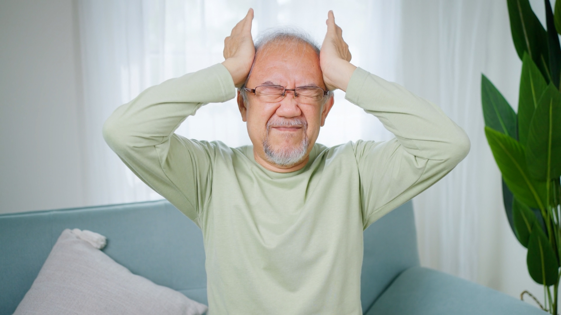 Cơn ch&oacute;ng mặt tho&aacute;ng qua &ndash; Hồi chu&ocirc;ng cảnh b&aacute;o nguy hiểm ở người cao tuổi- Ảnh 1.