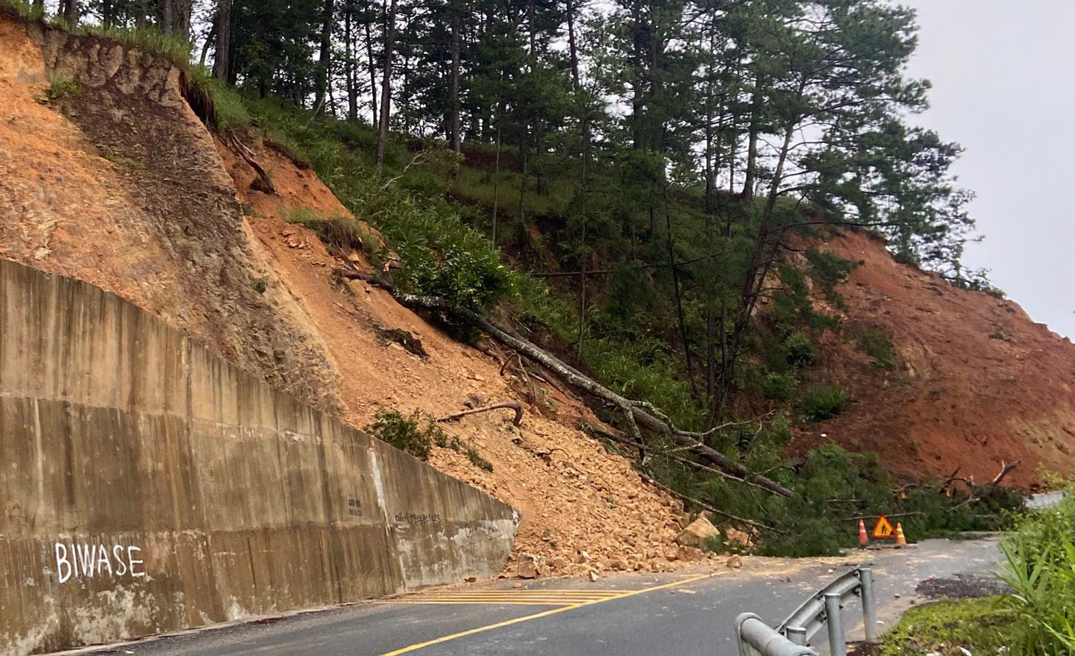 Lâm Đồng: Sạt lở đèo D'Ran trên QL20, cấm lưu thông 2 chiều - Ảnh 2. Lâm Đồng: Sạt lở đèo D'Ran trên QL20, cấm lưu thông 2 chiều - Ảnh 2.