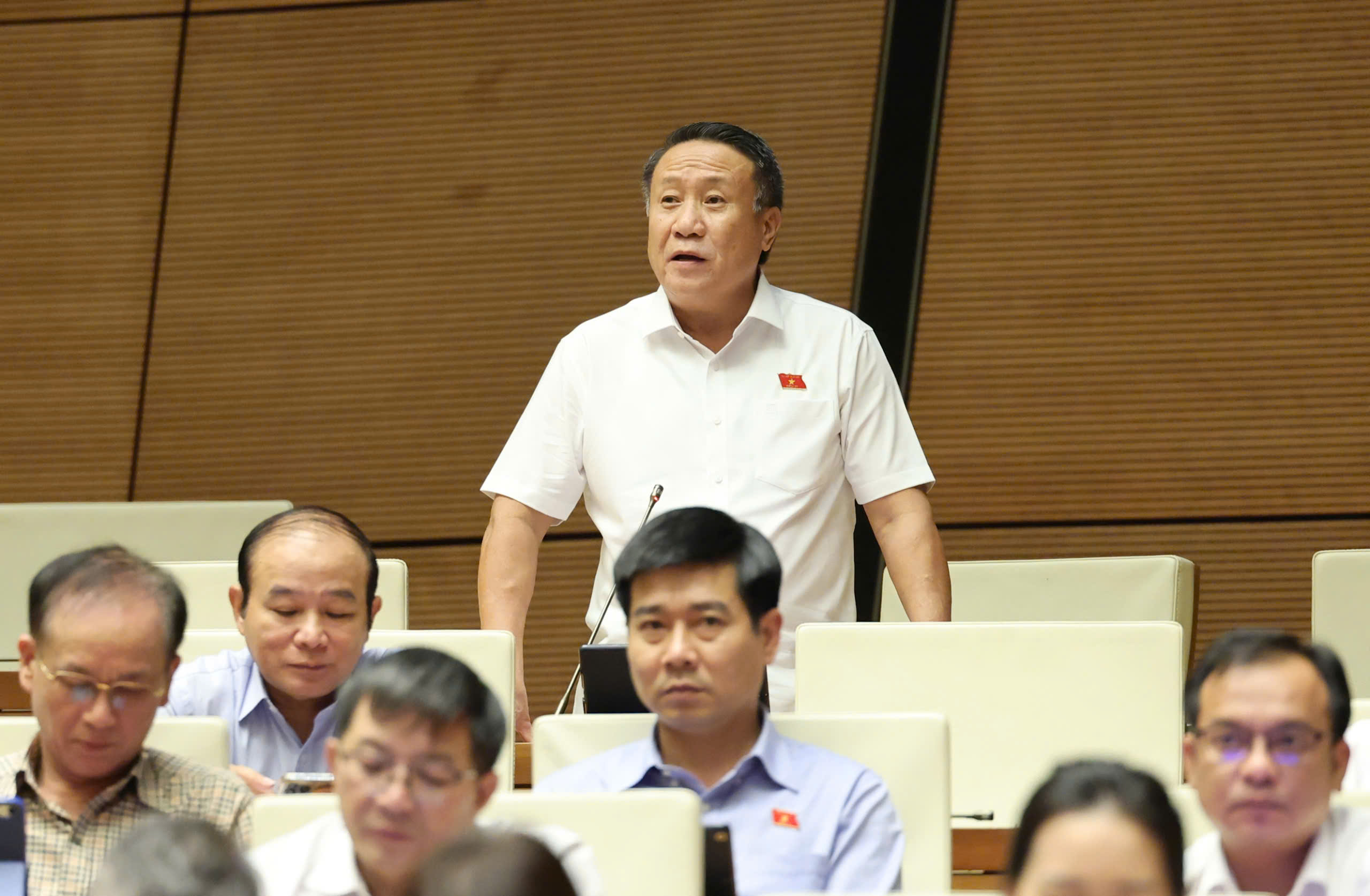 Đại biểu Quốc hội bức xúc vì yêu cầu nộp sổ đỏ photo tại Hà Nội - Ảnh 1. Đại biểu Quốc hội bức xúc vì yêu cầu nộp sổ đỏ photo tại Hà Nội - Ảnh 1.