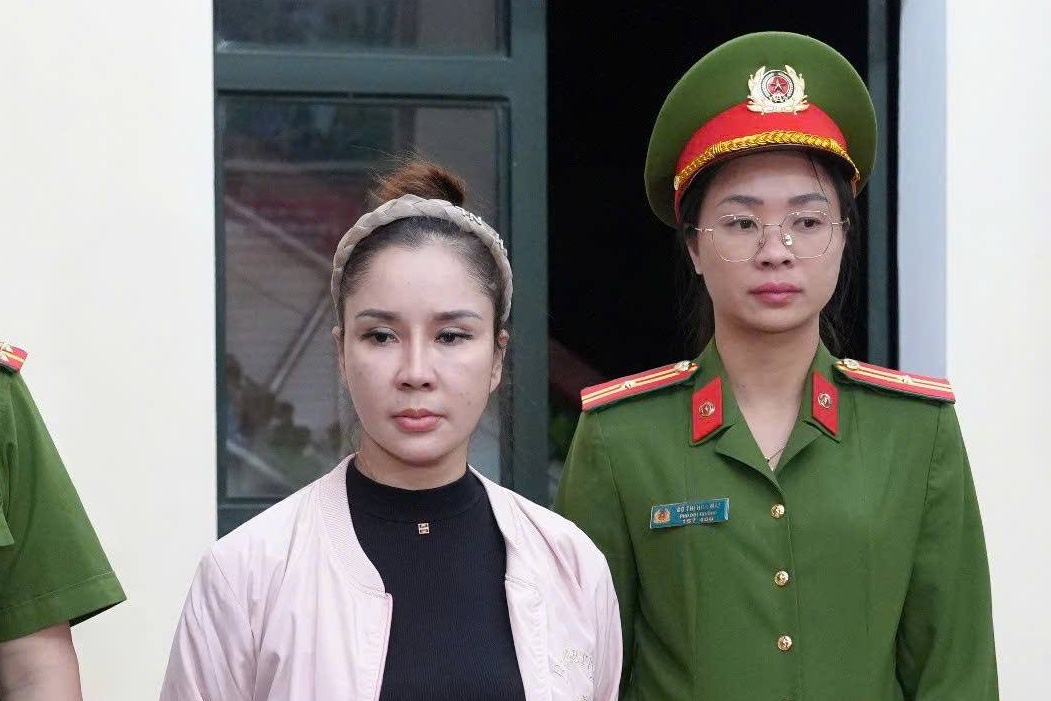 Bắt nữ hiệu trưởng lập khống chứng từ dạy thêm giờ trong 4 năm - Ảnh 1.