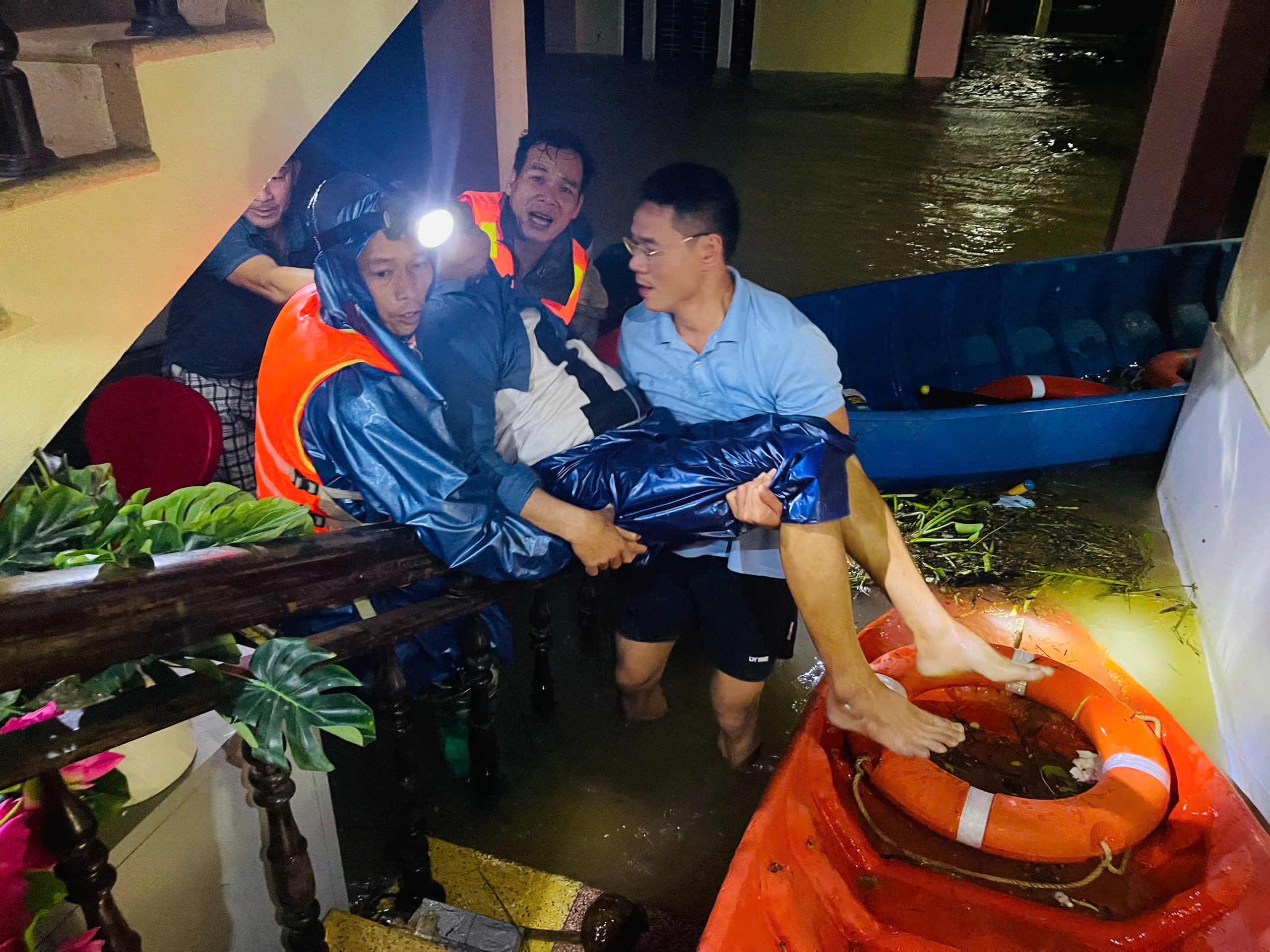 TP.Huế nhiều người bị nước cuốn trôi mất tích- Ảnh 3.