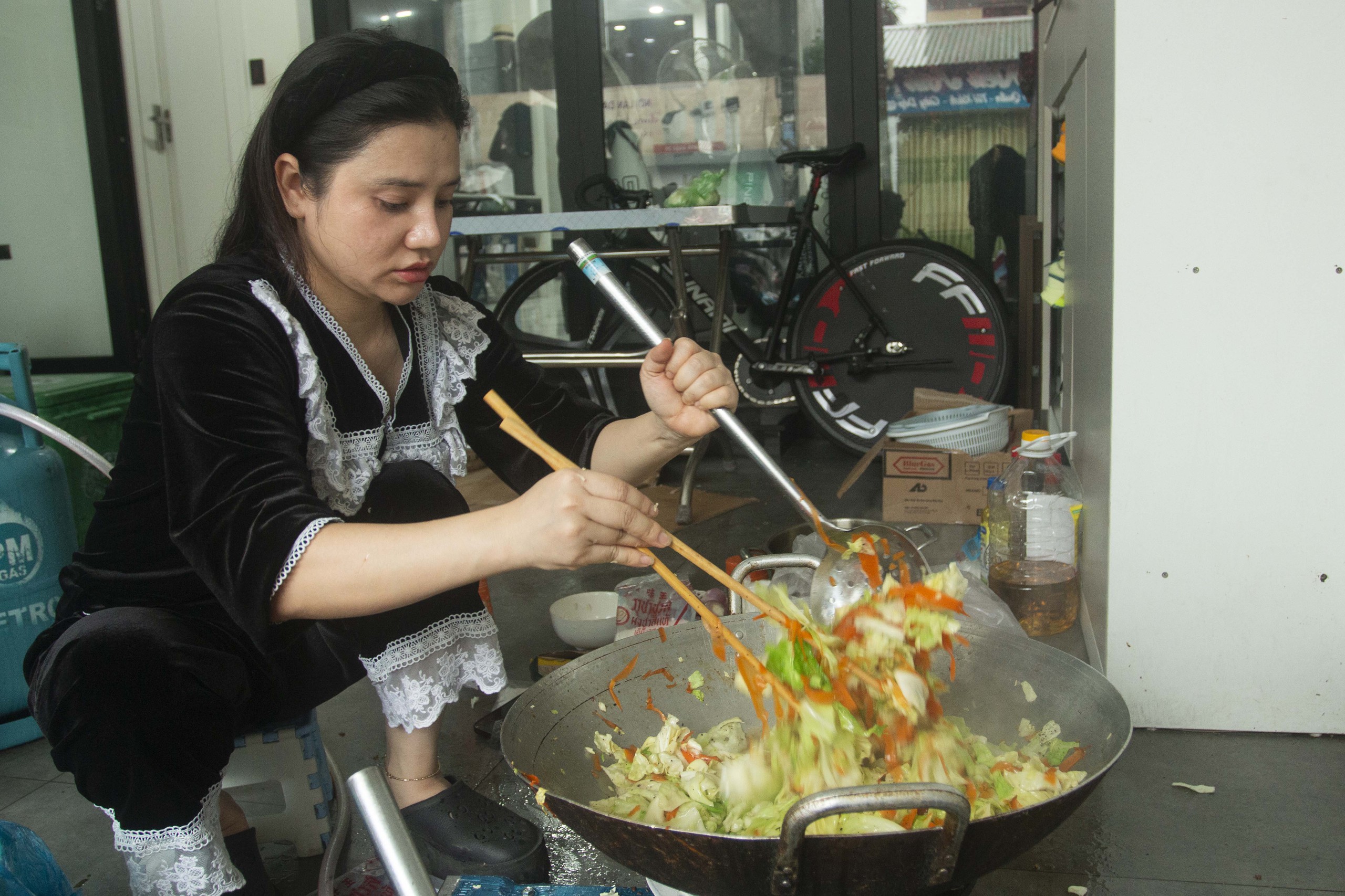 Thịt kho, chả trứng, rau xào... cùng ân tình người Quảng Trị gửi vào vùng lũ Huế- Ảnh 1. Thịt kho, chả trứng, rau xào... cùng ân tình người Quảng Trị gửi vào vùng lũ Huế- Ảnh 1.