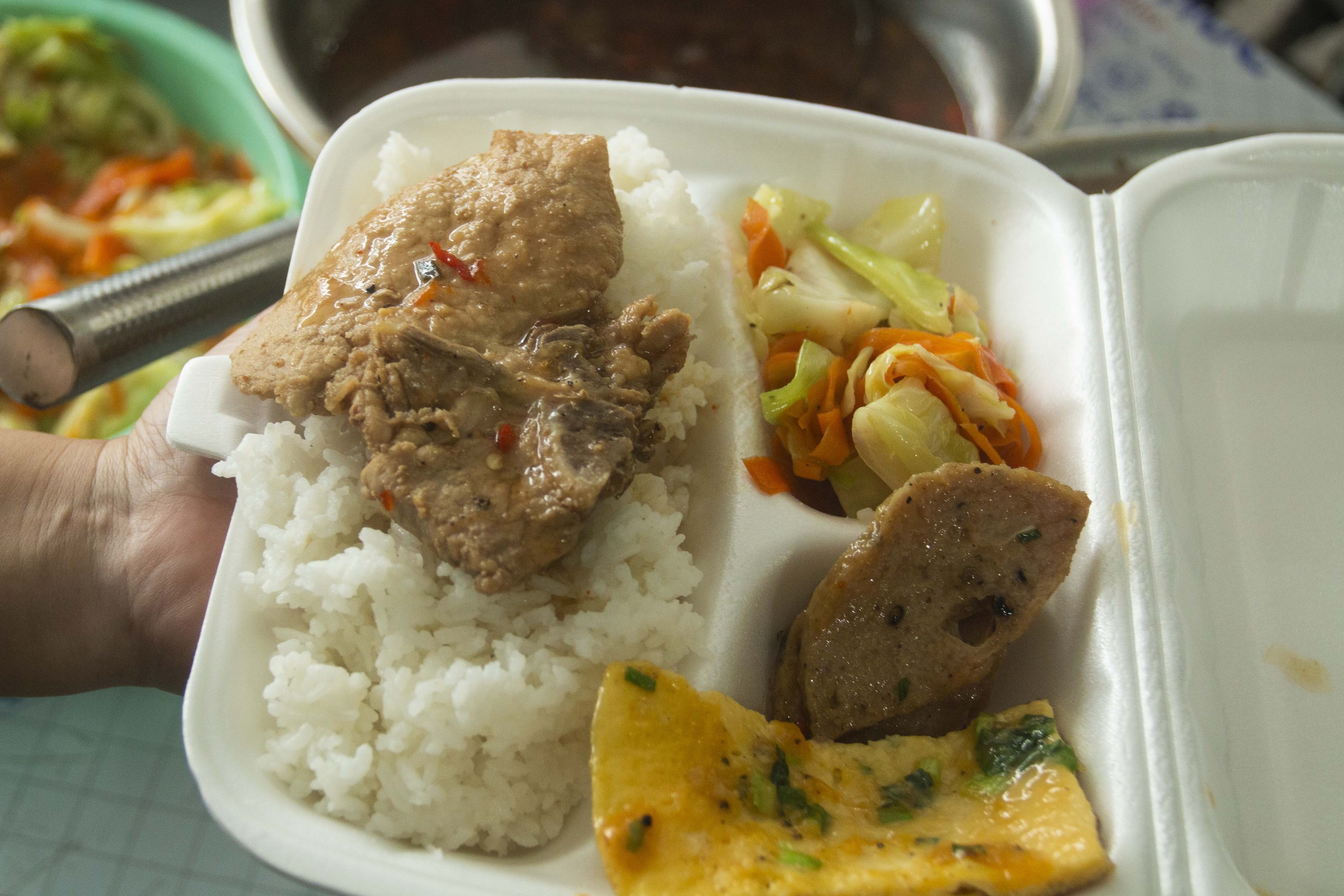 Thịt kho, chả trứng, rau xào... cùng ân tình người Quảng Trị gửi vào vùng lũ Huế- Ảnh 5. Thịt kho, chả trứng, rau xào... cùng ân tình người Quảng Trị gửi vào vùng lũ Huế- Ảnh 5.